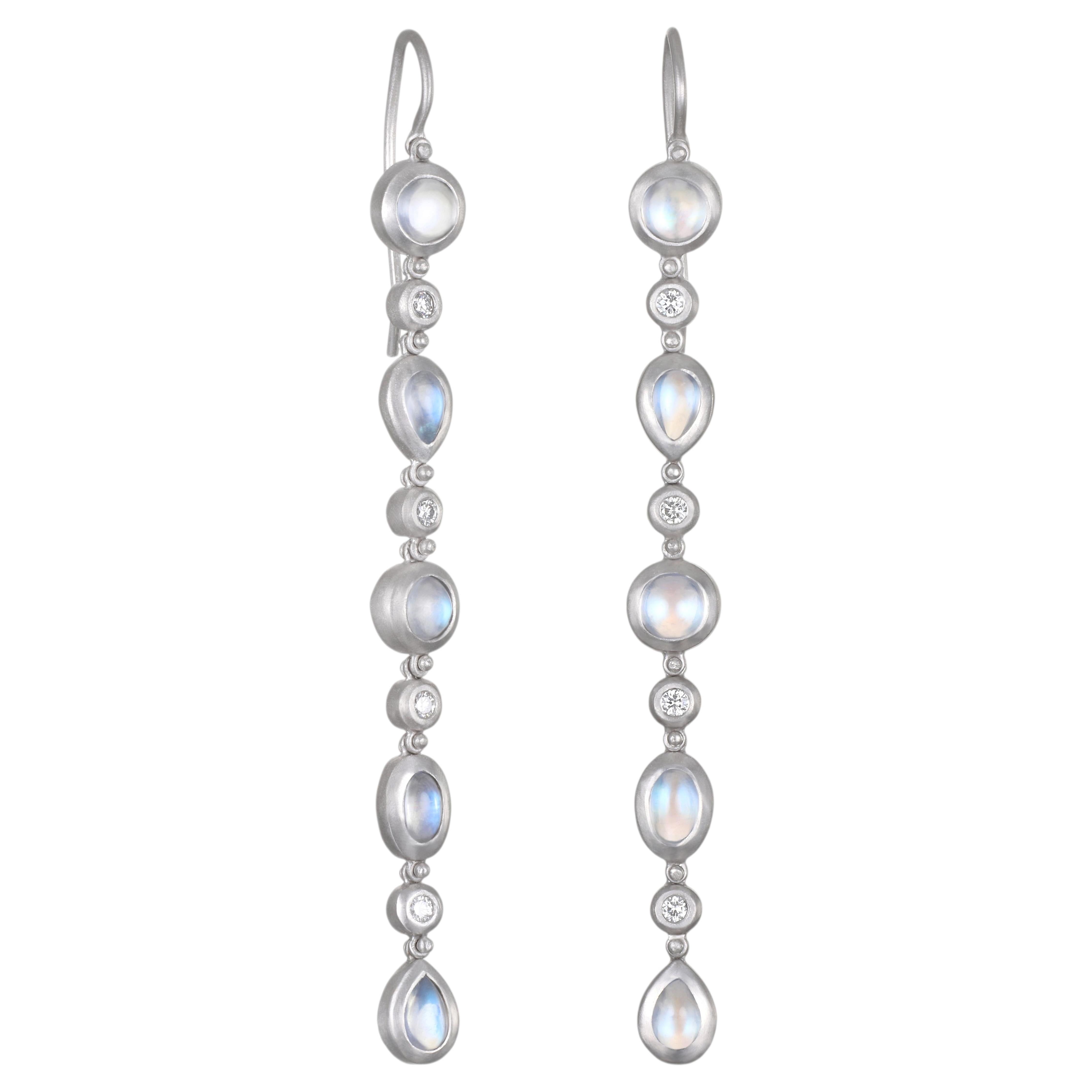 Faye Kim, boucles d'oreilles ligne en platine, diamants et pierre de lune de Ceylan