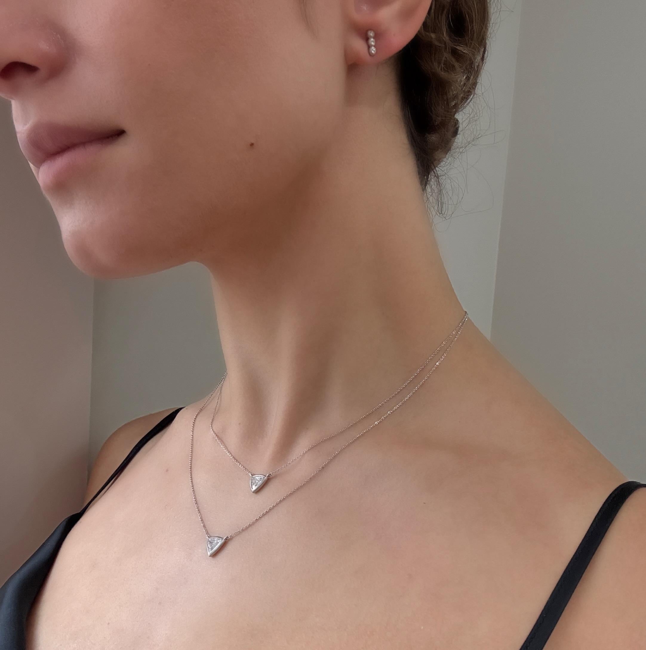 Faye Kim, orecchini a perno con diamanti in platino e granulazione.

8mm

Diamanti .12 tcw

ER95D-PT-Bar