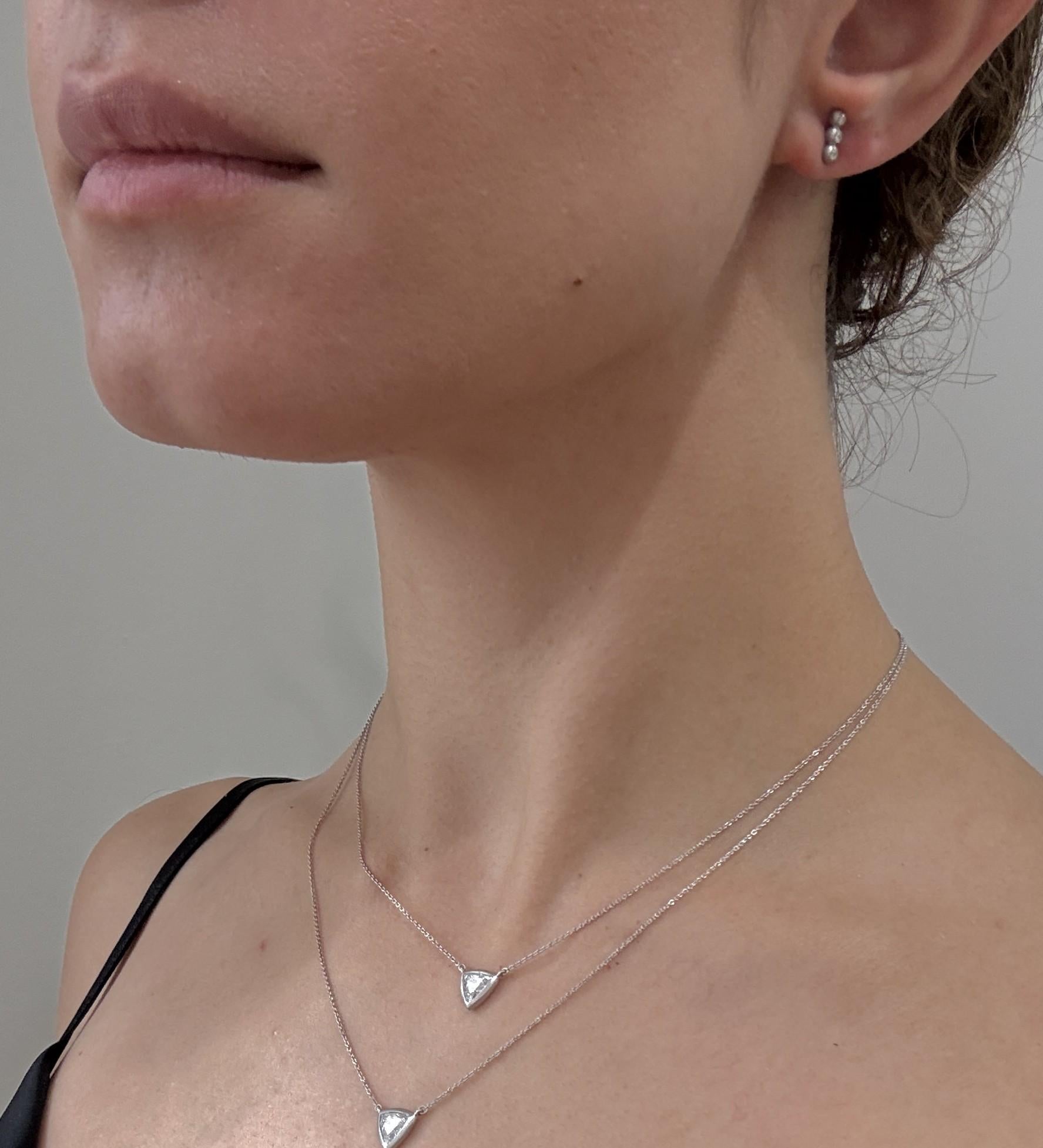 Contemporaneo Faye Kim, orecchini a perno con diamanti in platino e granulazione. in vendita