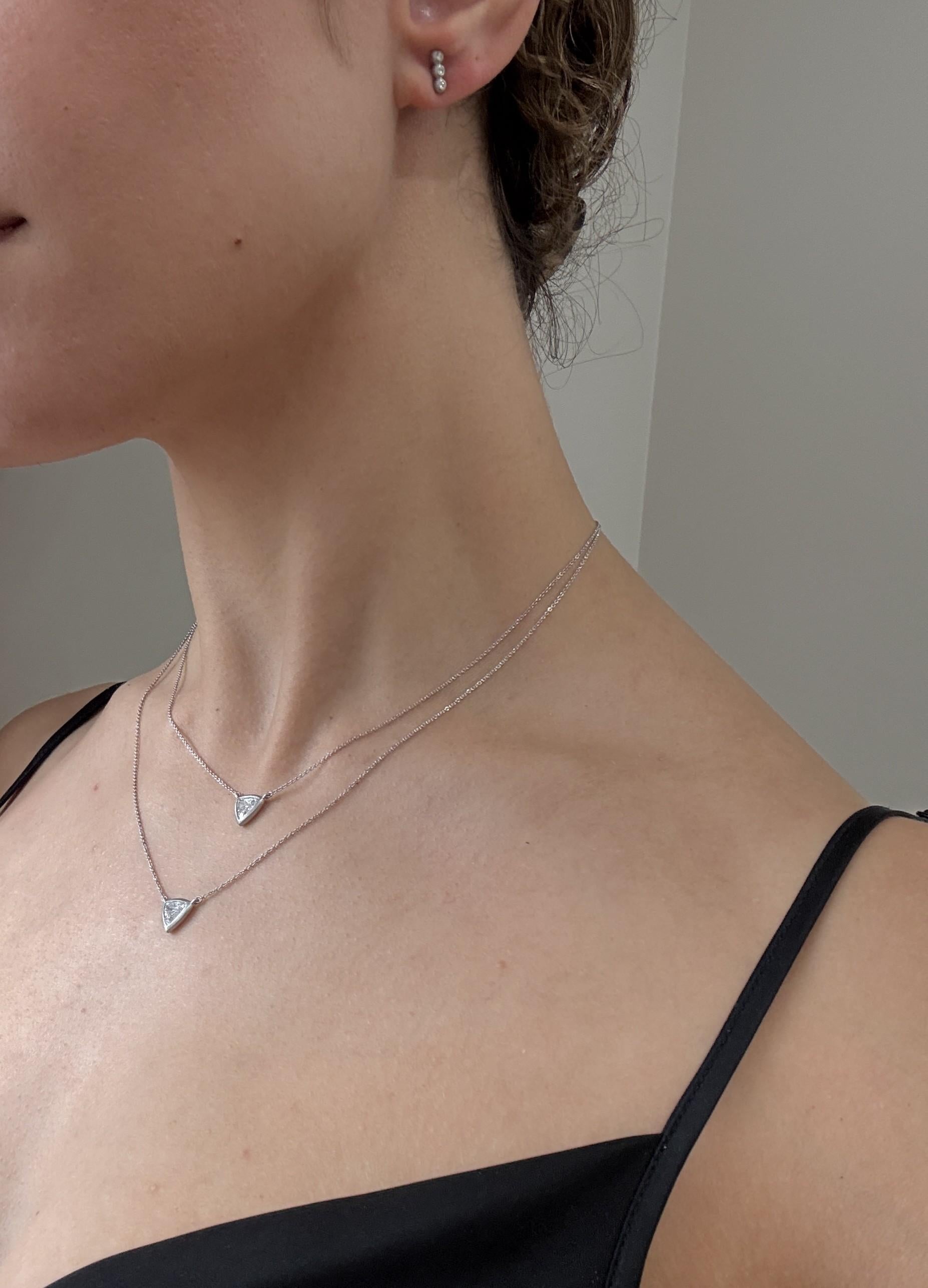 Taglio rotondo Faye Kim, orecchini a perno con diamanti in platino e granulazione. in vendita