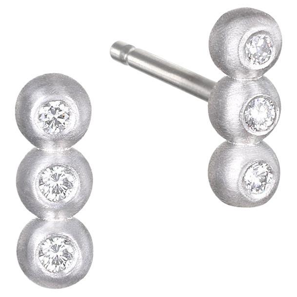 Faye Kim, orecchini a perno con diamanti in platino e granulazione.