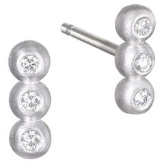 Faye Kim, orecchini a perno con diamanti in platino e granulazione.