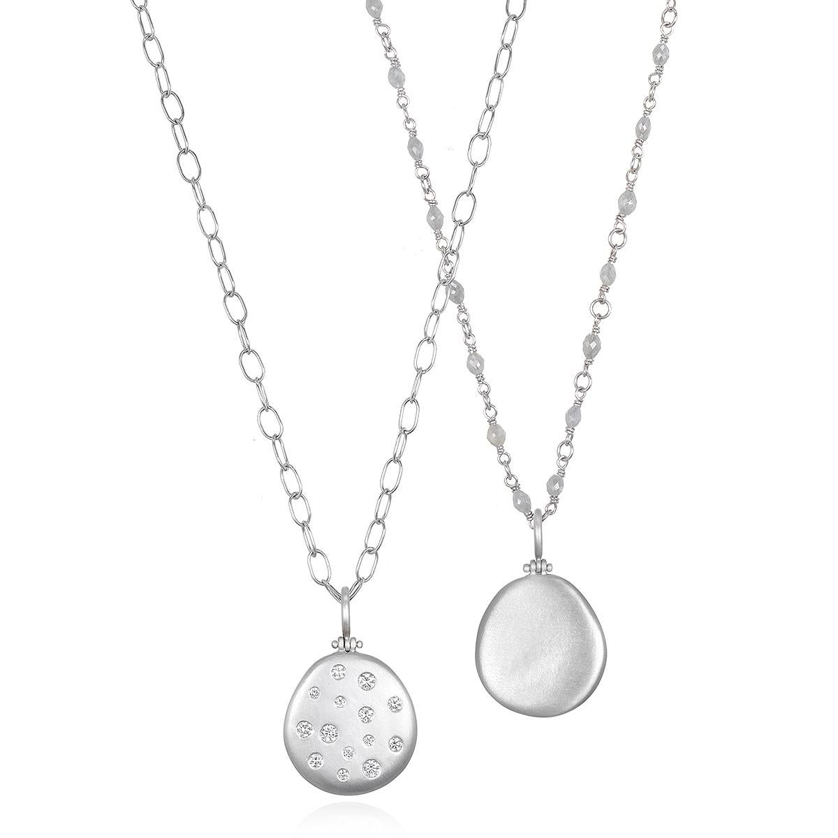 Contemporaneo Ciondolo a forma di medaglietta con diamante in platino di Faye Kim - Medio in vendita