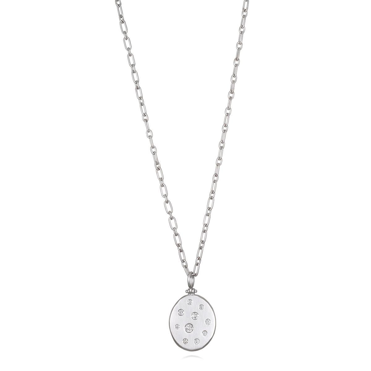 Polyvalent et facile à porter, le grand pendentif à charnière en platine et diamant de Faye Kim est parfait pour tous les jours. Le pendentif, dont les diamants brillent et étincellent, est en platine mat, ce qui le rend idéal pour toutes les