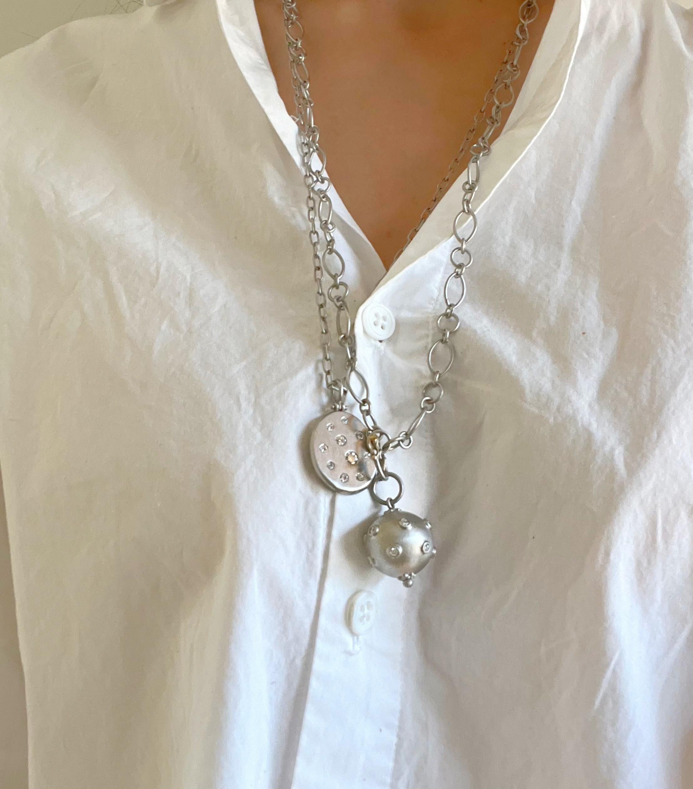 Contemporain Faye Kim Pendentif grand chien à charnières en platine et diamants en vente