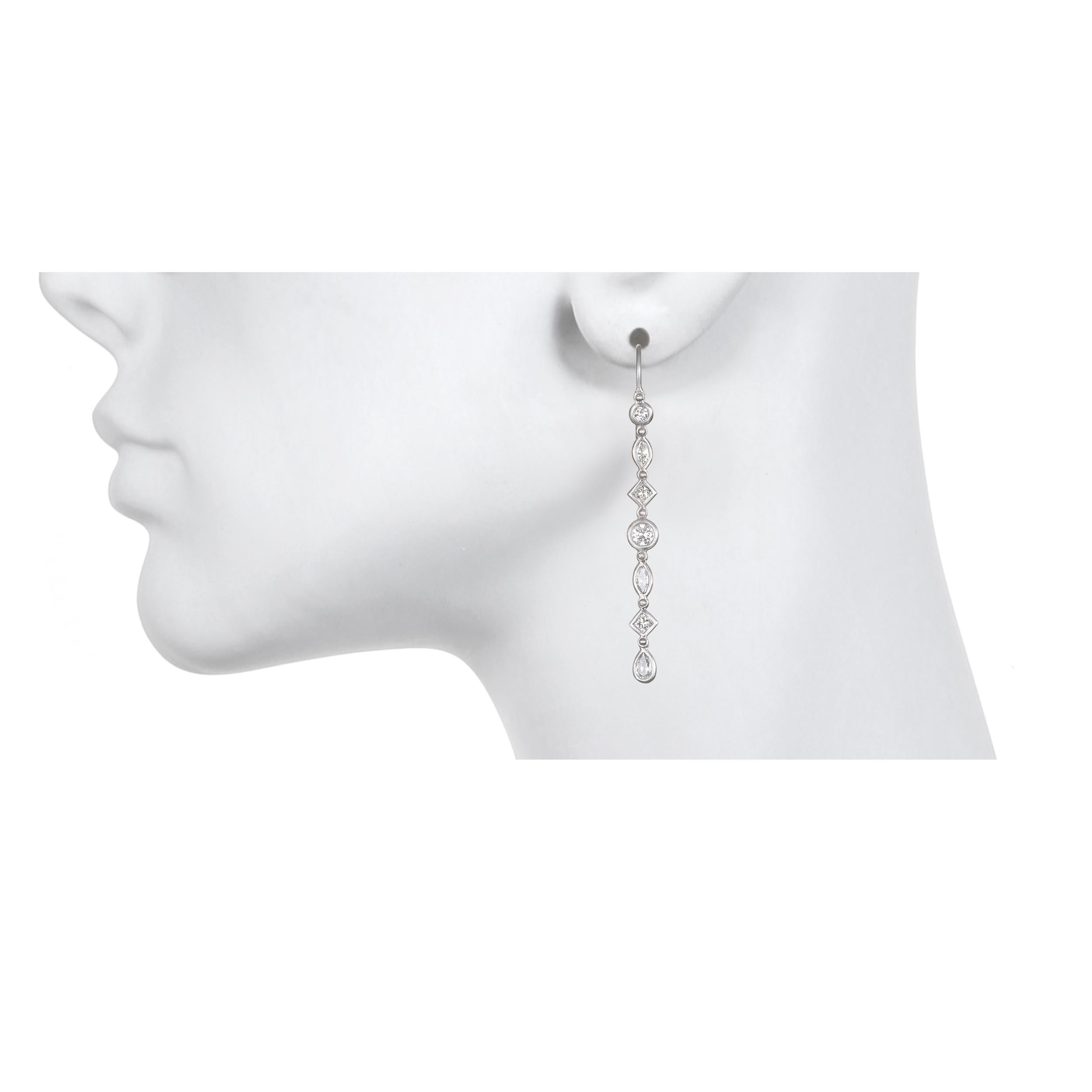Faye Kim Boucles d'oreilles ligne en platine et diamants Neuf - En vente à Westport, CT
