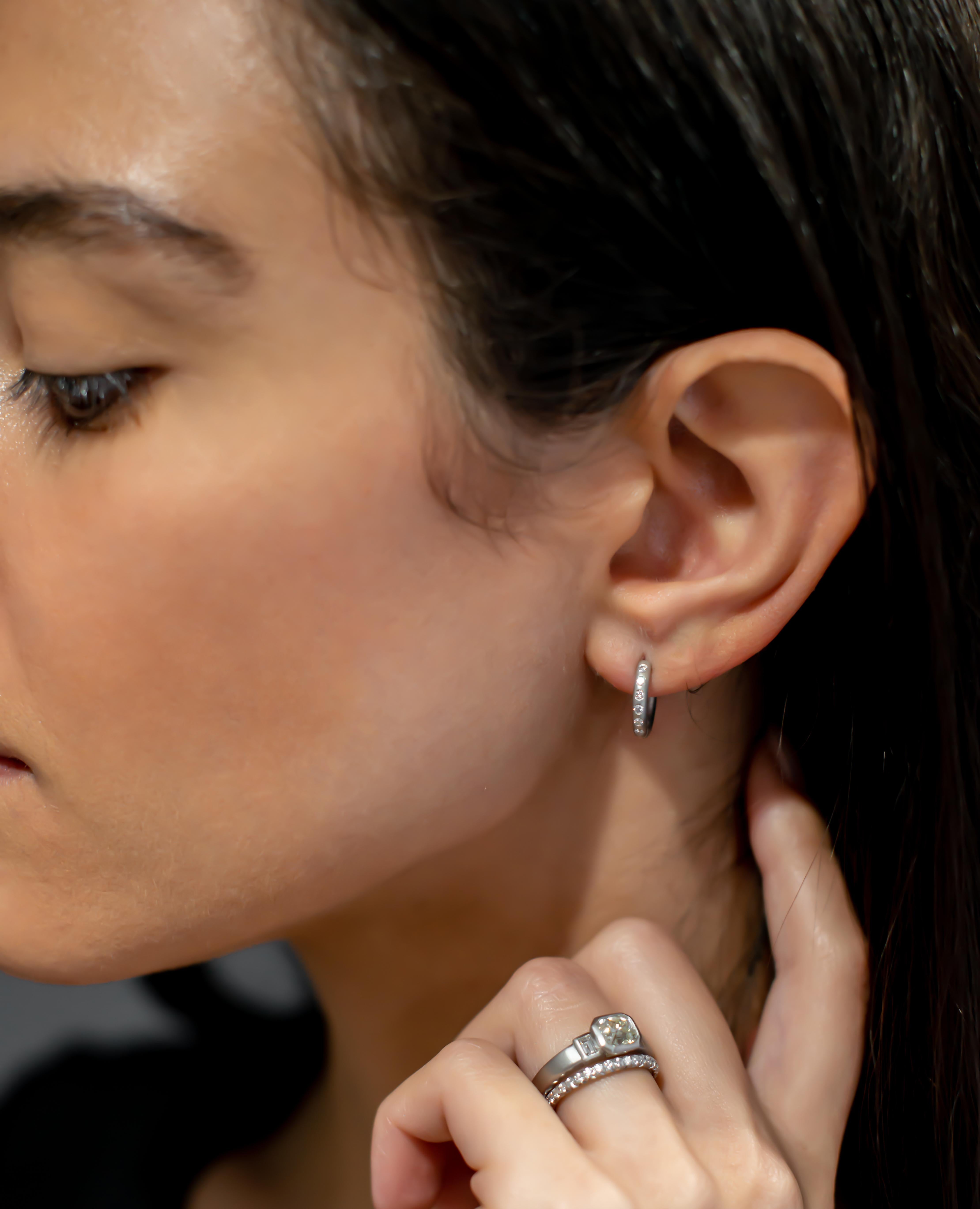 Taille ronde Faye Kim Boucles d'oreilles créoles en platine avec micro-pavé de diamants en vente
