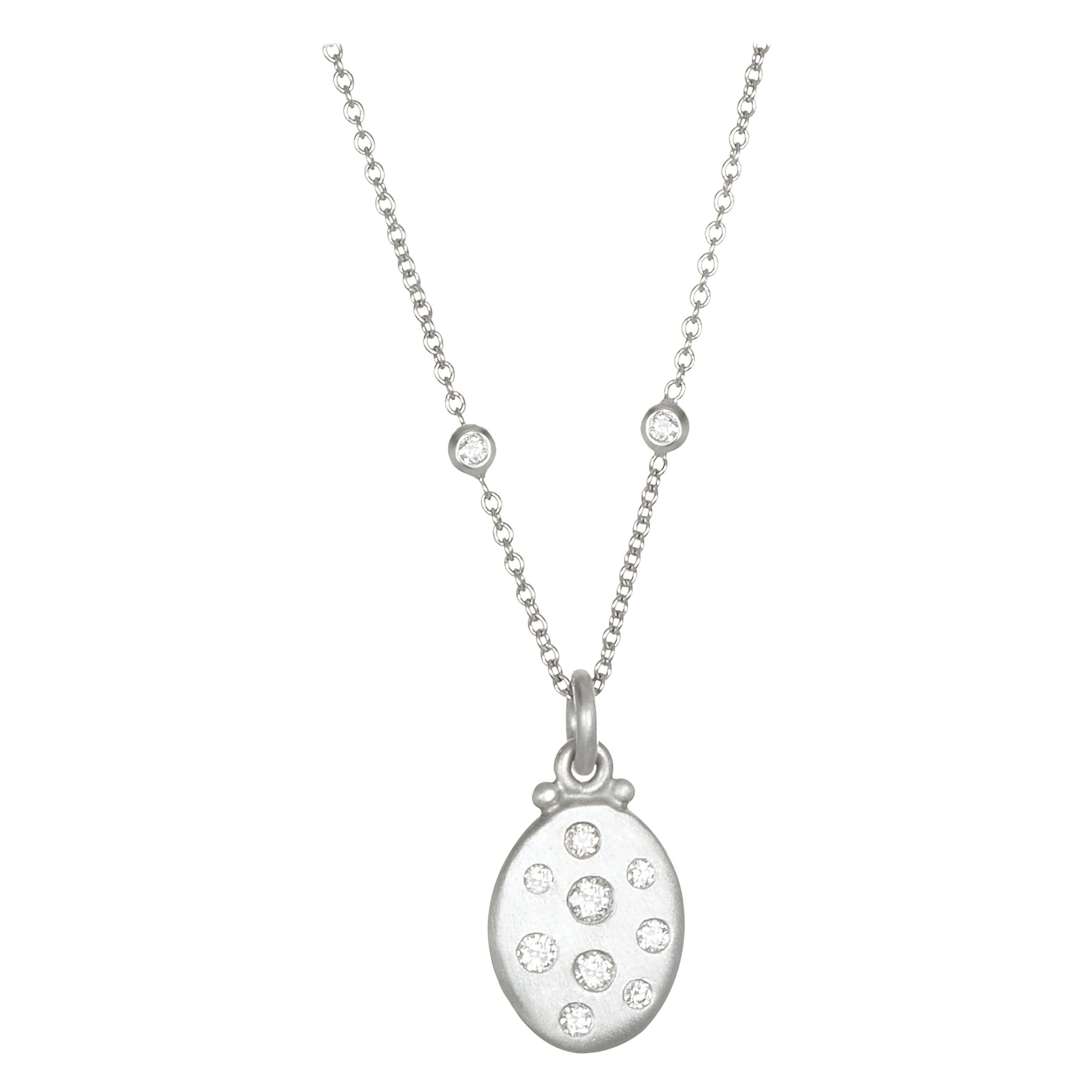 Die vielseitige und leicht zu tragende Mini-Version der beliebten diamantenen Dog Tag-Anhänger von Faye ist perfekt für den Alltag. Der Anhänger ist aus mattem Platin gefertigt und kann mit vielen der separat erhältlichen Weißgold- oder Platinketten