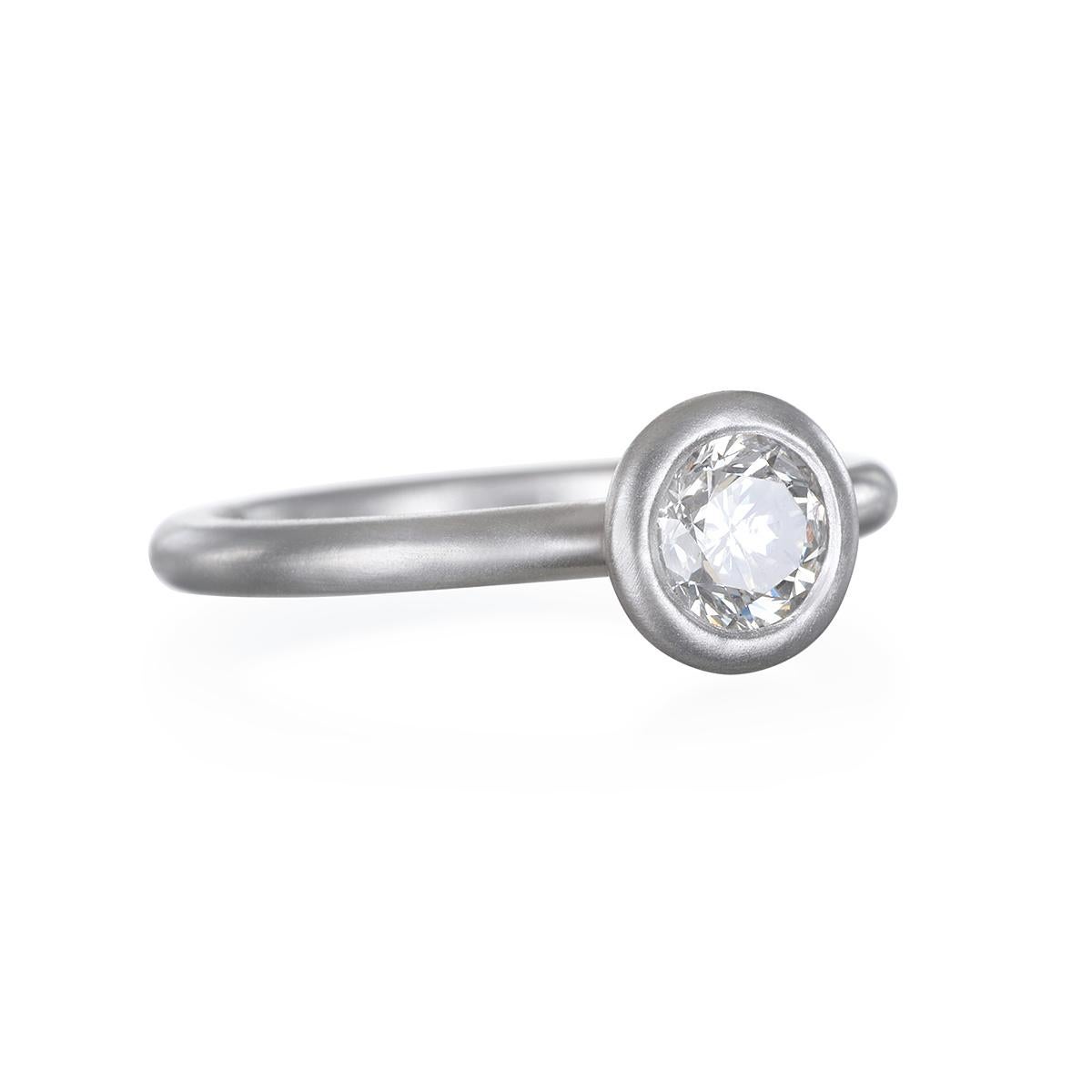 Cette bague de fiançailles en diamant platine, à la fois intemporelle et contemporaine. Lunette sertie d'une galerie ouverte pour une sensation d'air, avec une finition mate.
Vous pouvez les empiler, les mélanger et les assortir pour créer votre