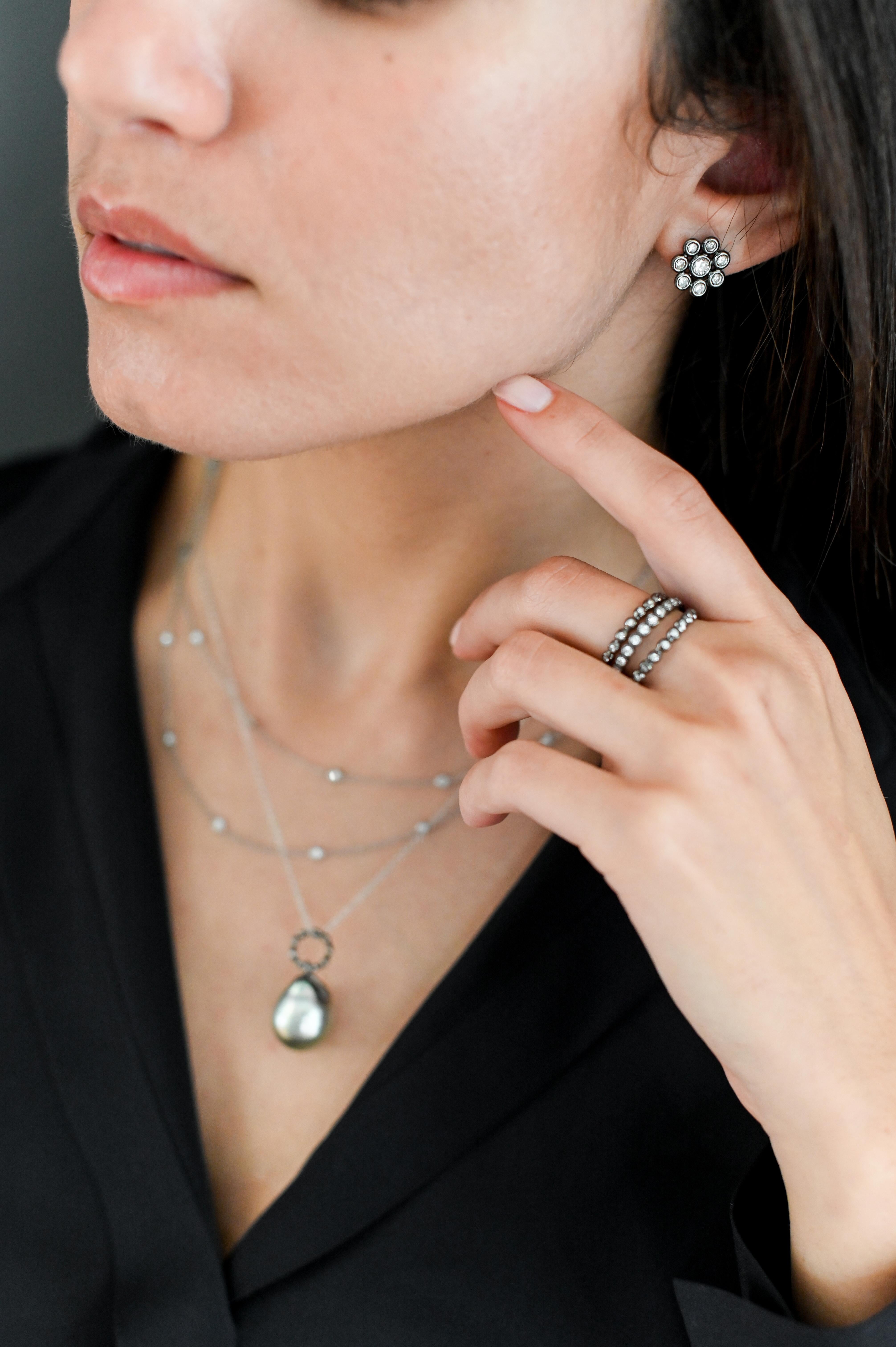 Classique et polyvalent, le collier station en platine et diamants de Faye Kim est un must.  à avoir dans sa garde-robe de bijoux. Ses diamants sertis en chaton ajoutent un éclat subtil à une chaîne de style classique, qui peut être portée seule ou