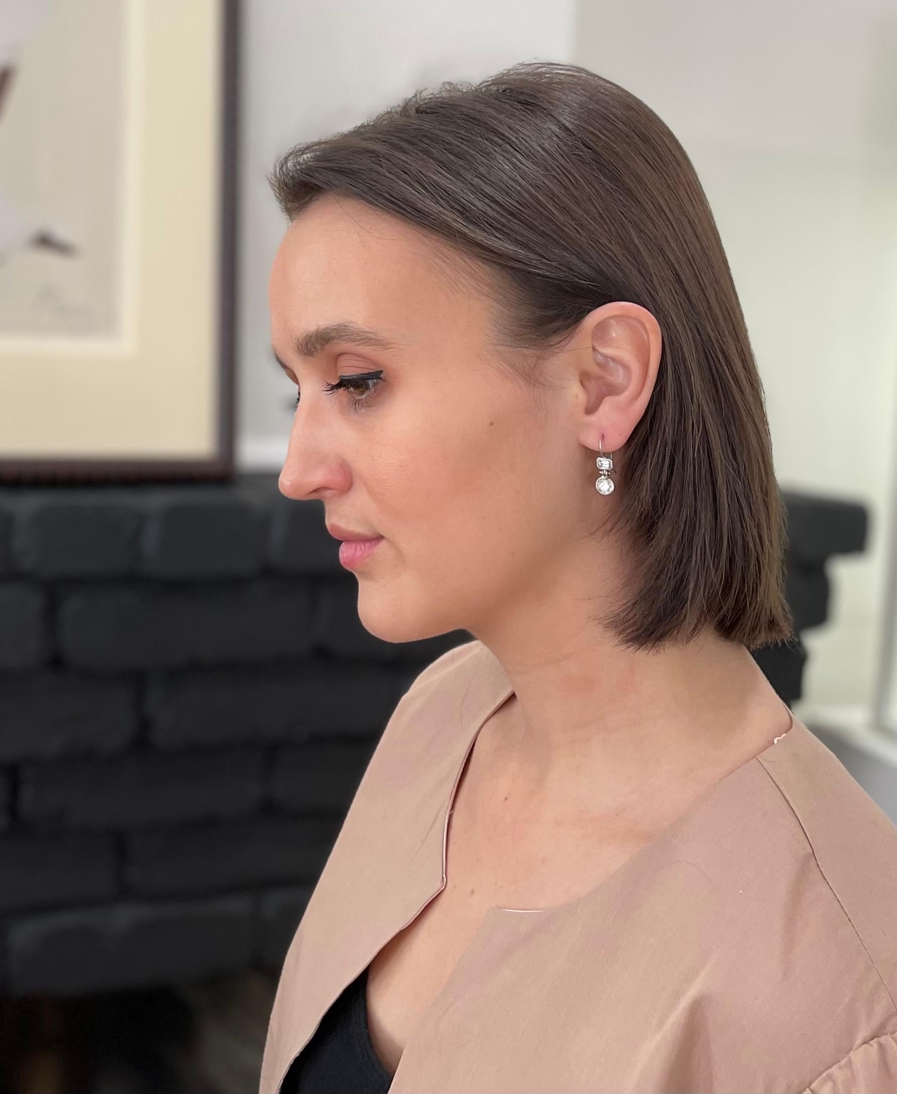 Faye Kim Platinum Double Diamond Hinge Earrings

Indulge in luxury with these double diamond drop earrings. Handcrafted in Platinum and matte finished, the emerald cut and round brilliant cut diamonds are paired together for a classic yet modern