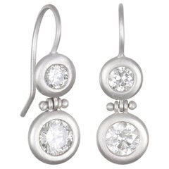 Faye Kim Boucles d'oreilles à charnières à double diamant en platine