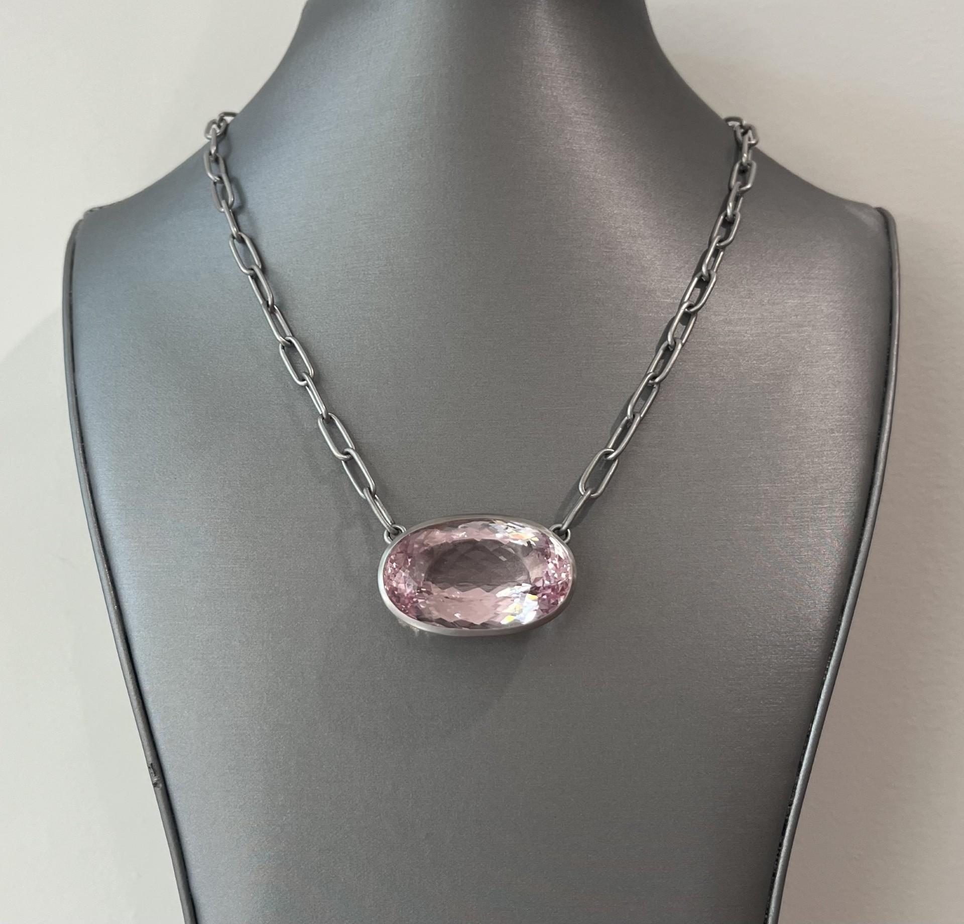 Faye Kim, collana di platino con Kunzite ovale sfaccettata - 77,98 carati In condizioni Nuovo in vendita a Darien, CT