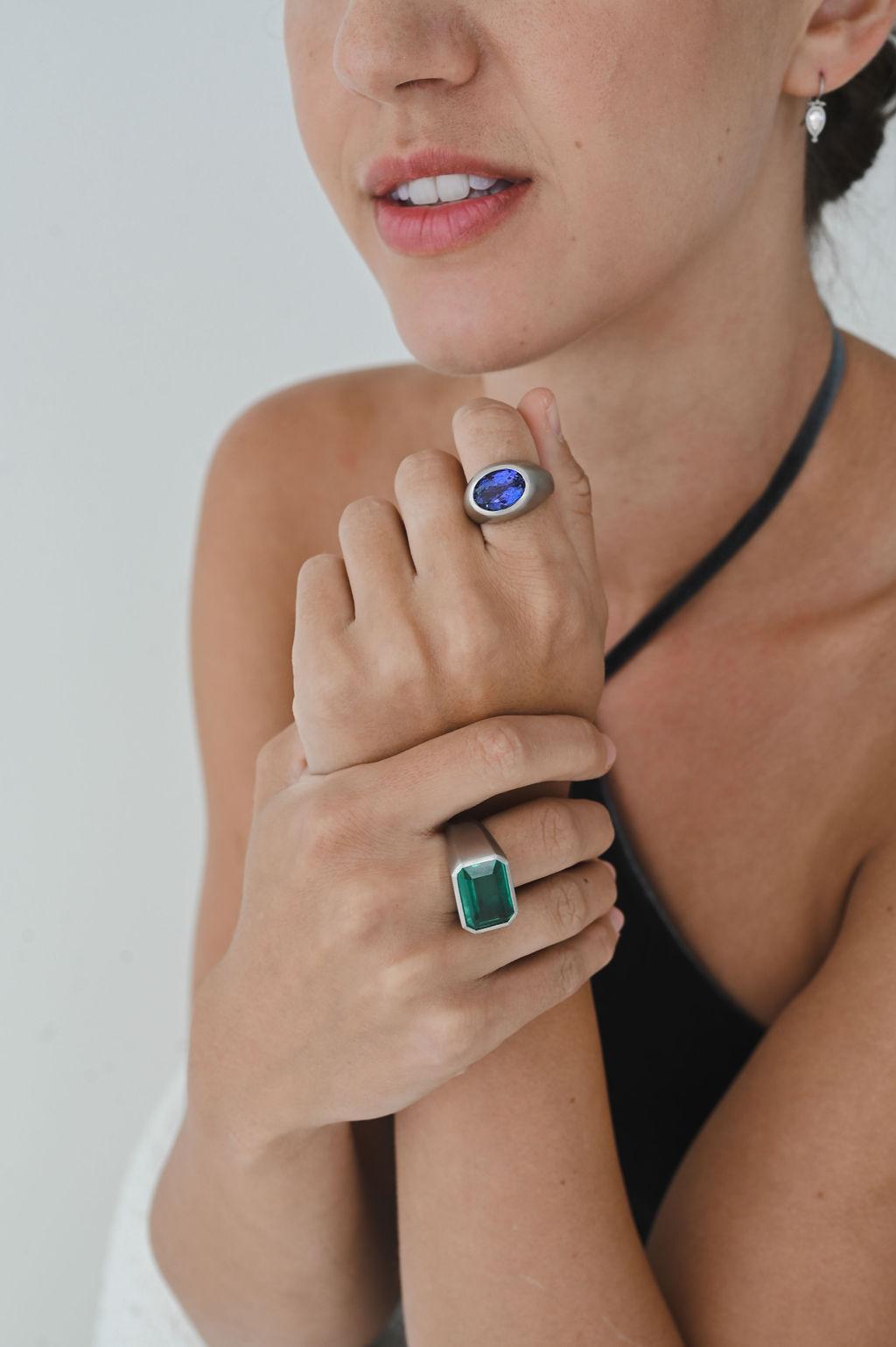 Faye Kim Platinum Faceted Oval Tanzanite Dome Ring In New Condition For Sale In Darien, CT