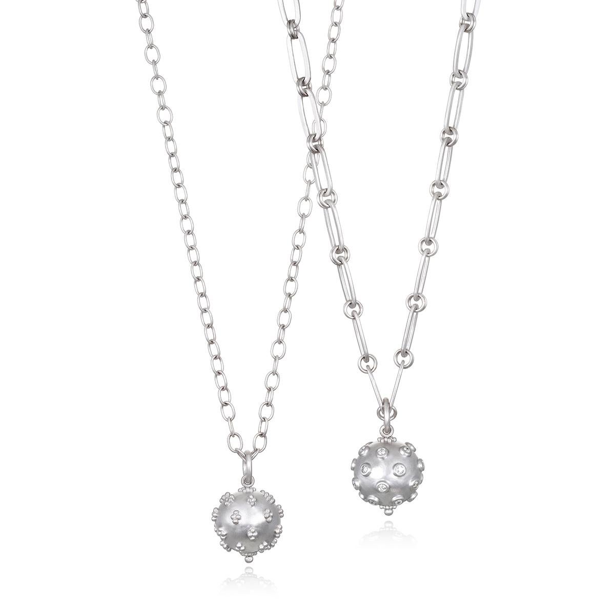Il Charm Platinum Granulation Ball di Faye Kim, con la sua struttura in platino massiccio e la sottile lucentezza, offre un'eleganza sobria e può essere indossato da solo o a strati con altre collane e charms.

Diametro .75