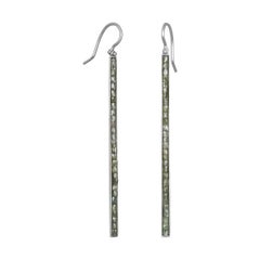 Faye Kim Boucles d'oreilles en platine avec barre de diamants bruts verts