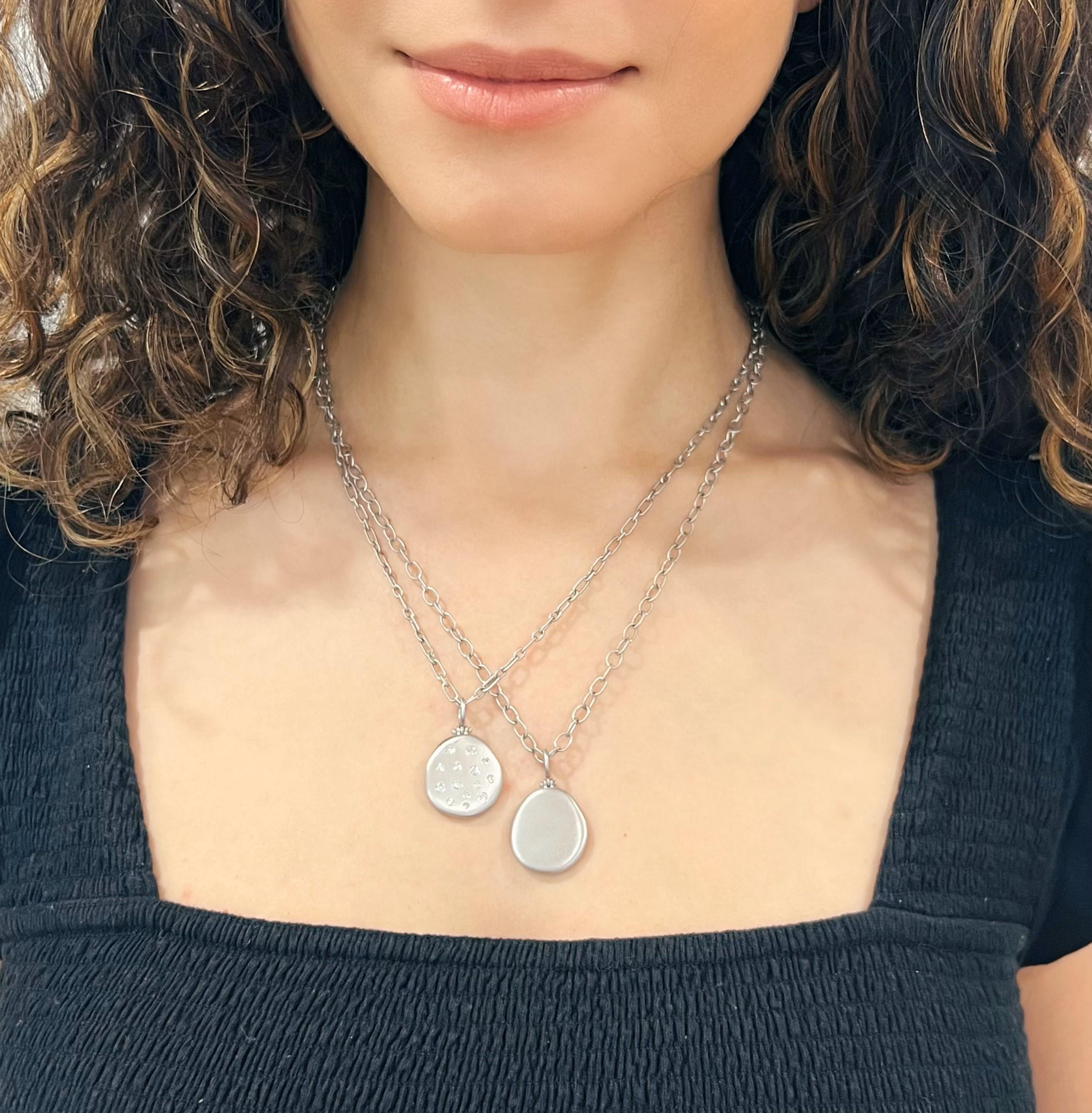 Ciondolo con medaglietta in platino di Faye Kim - Medio In condizioni Nuovo in vendita a Darien, CT