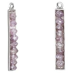 Orecchini a cerchio in platino di Faye Kim con gocce di diamanti viola lattiginosi in platino