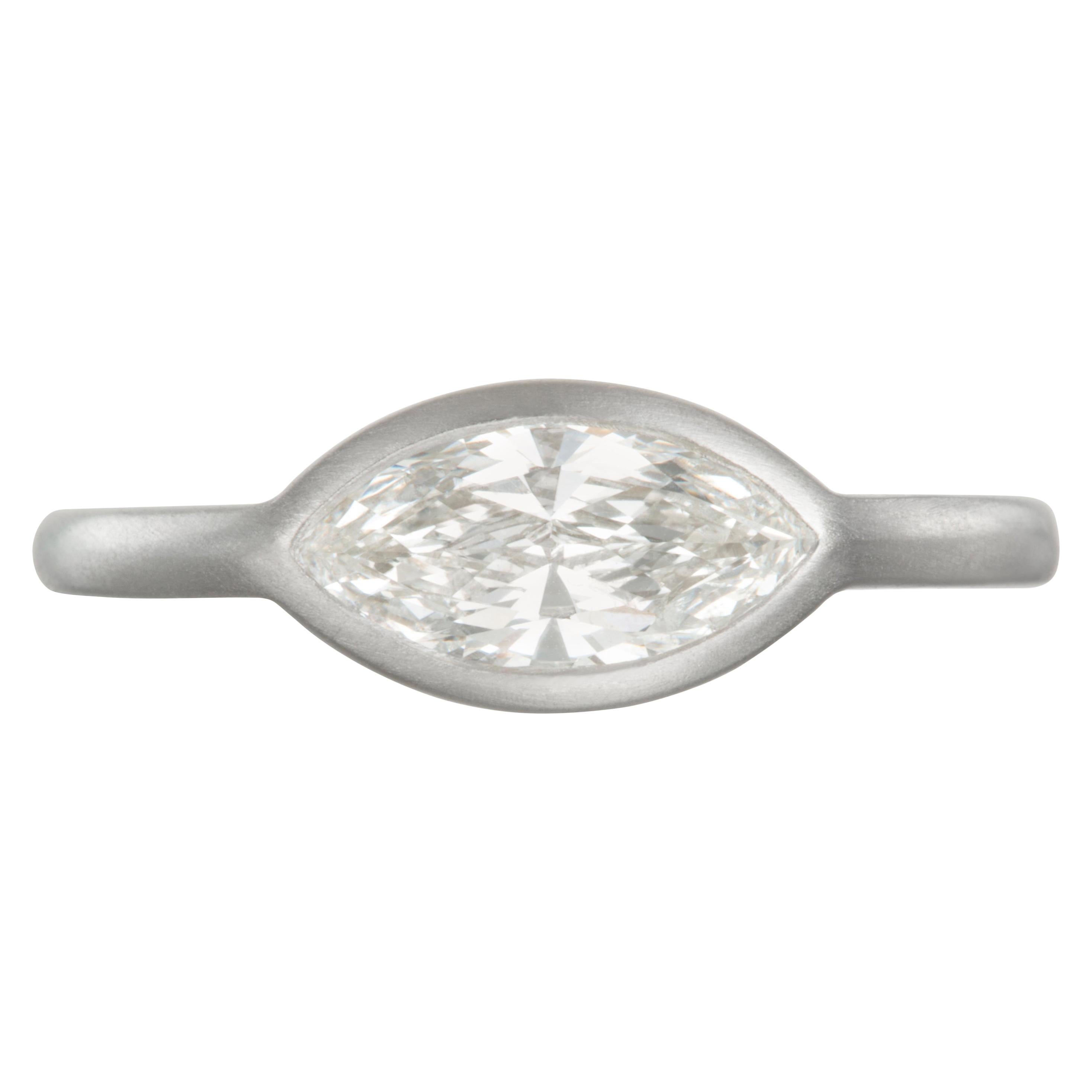 Platin Marquise-Diamant-Lünette-Ring von Faye Kim