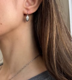 Faye Kim Platinmatte Marquise Tropfenohrringe mit Scharnier