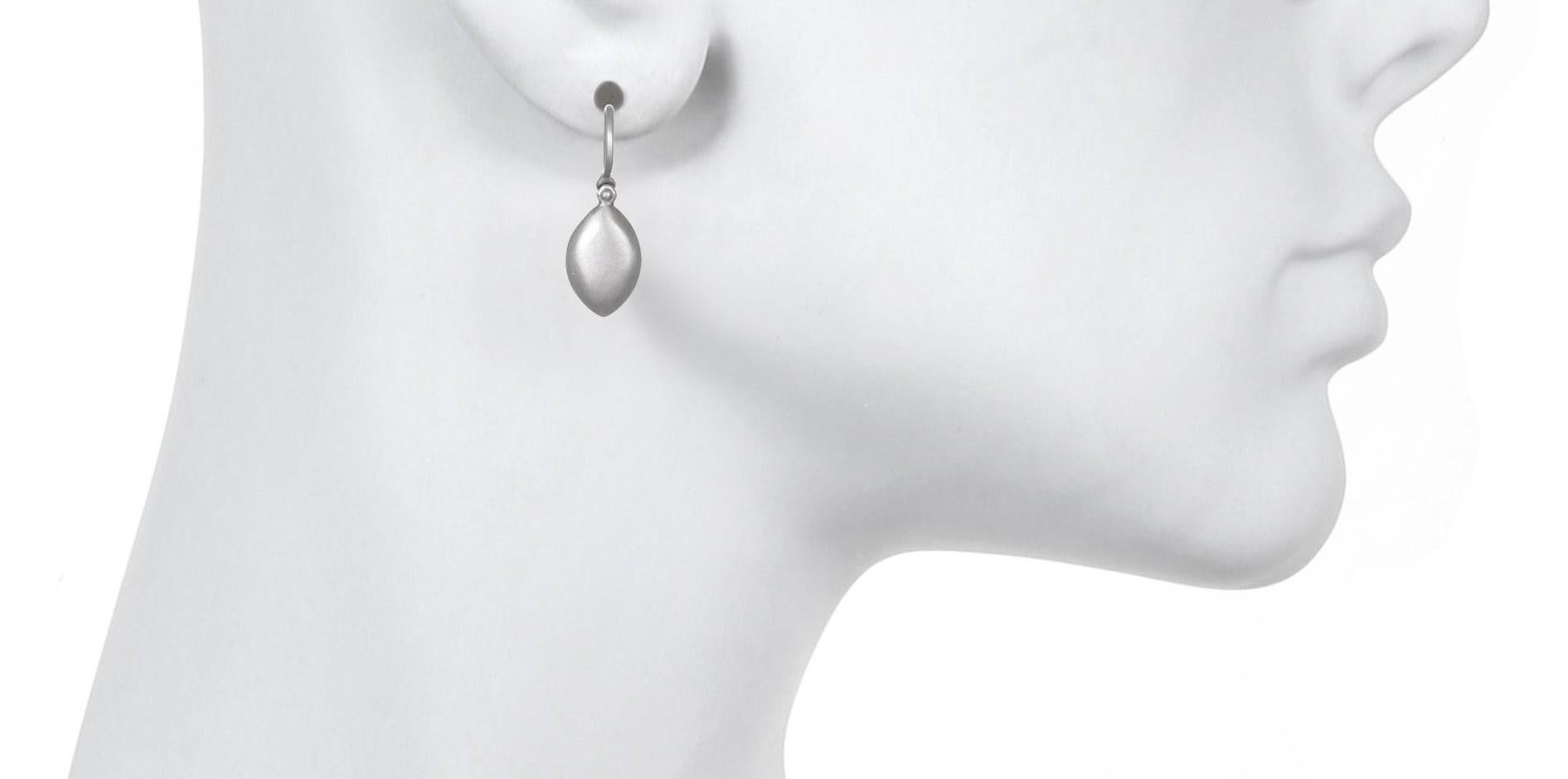 Contemporain A Kim Platinum Matte Marquise Hinged Drop Ears (boucles d'oreilles à charnière) en vente