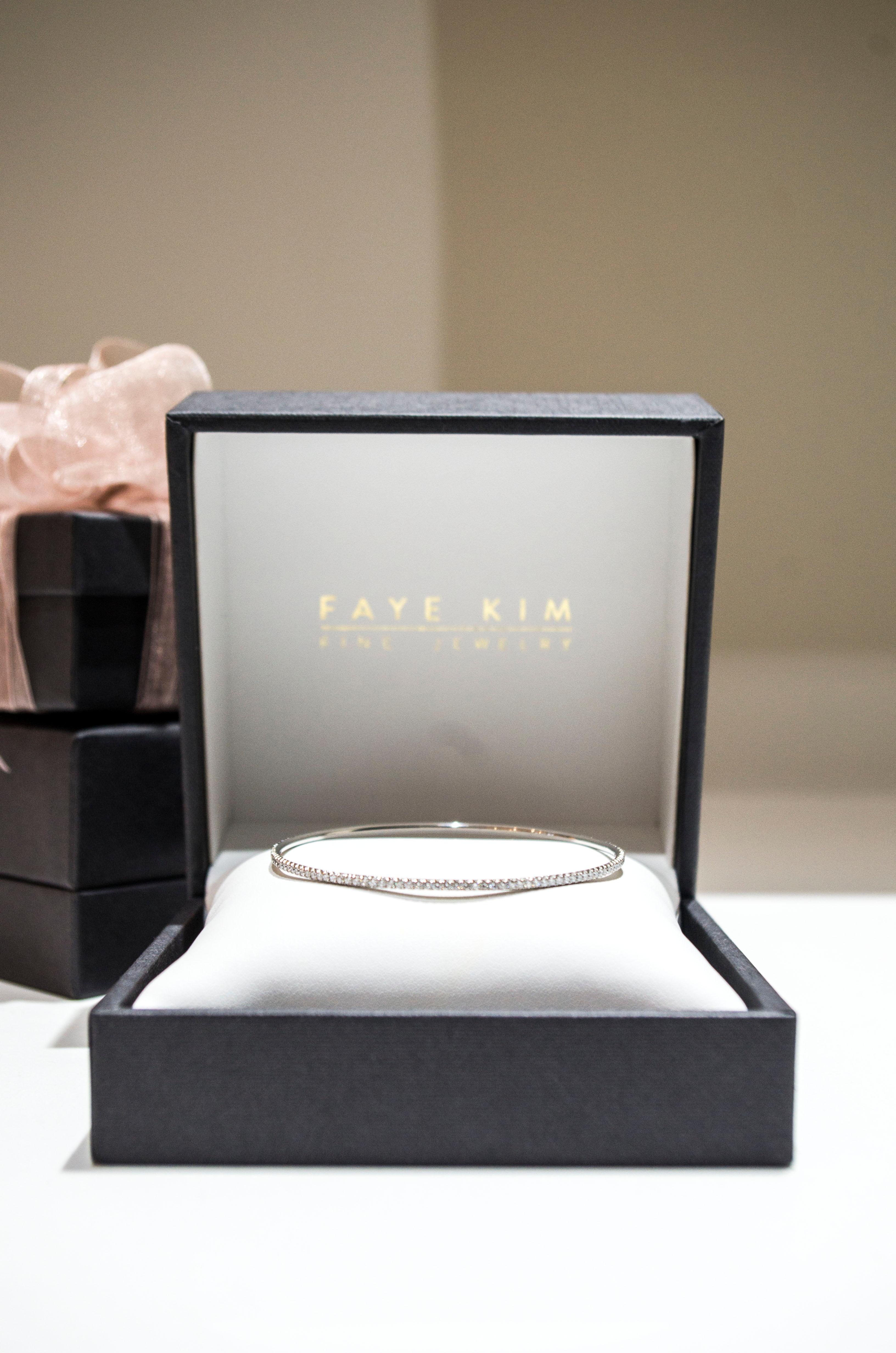 Brazalete de micropavé de diamantes en platino Faye Kim en Nuevo estado para la venta en Darien, CT