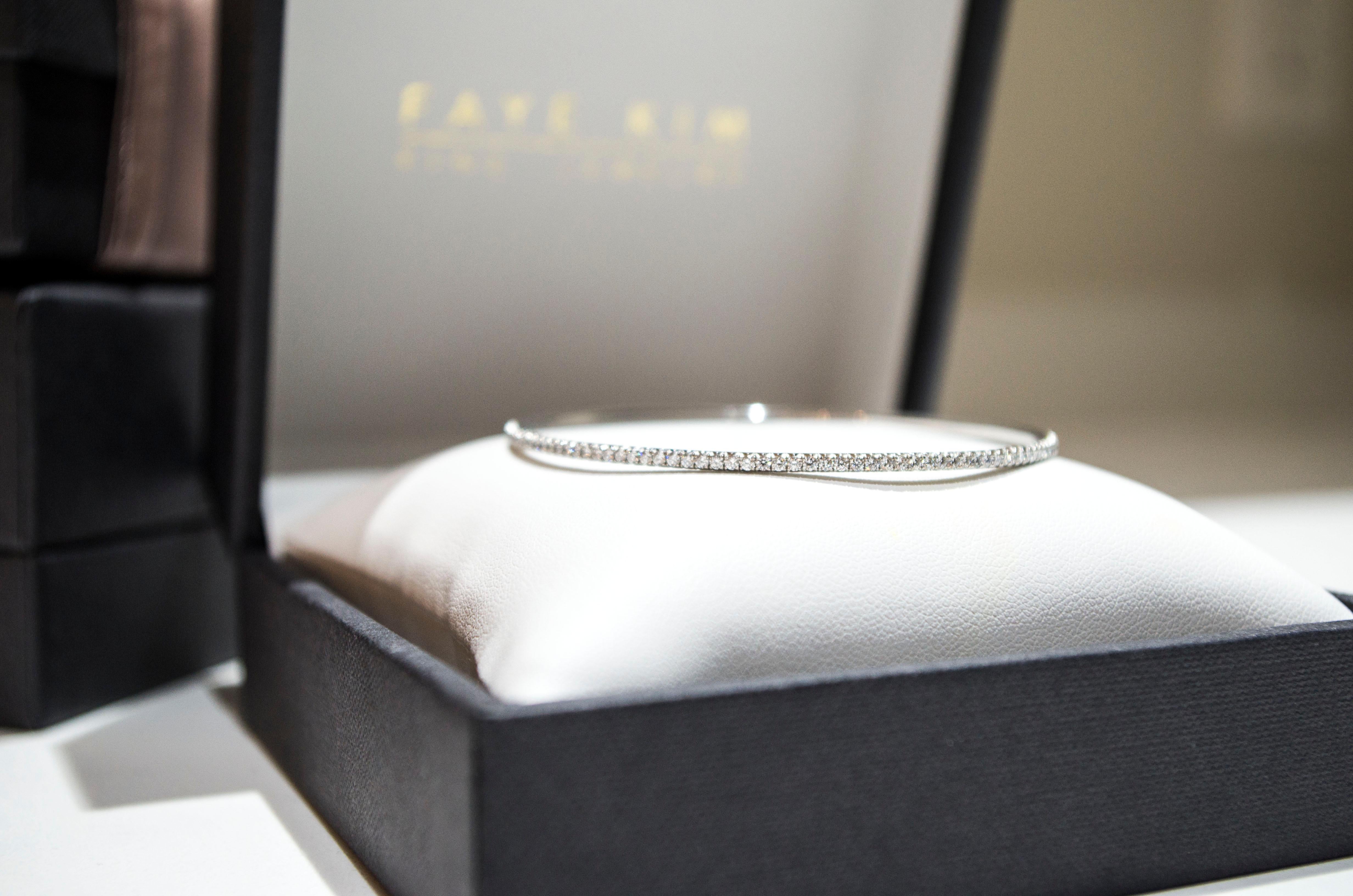 Femenino o masculino Brazalete de micropavé de diamantes en platino Faye Kim en venta