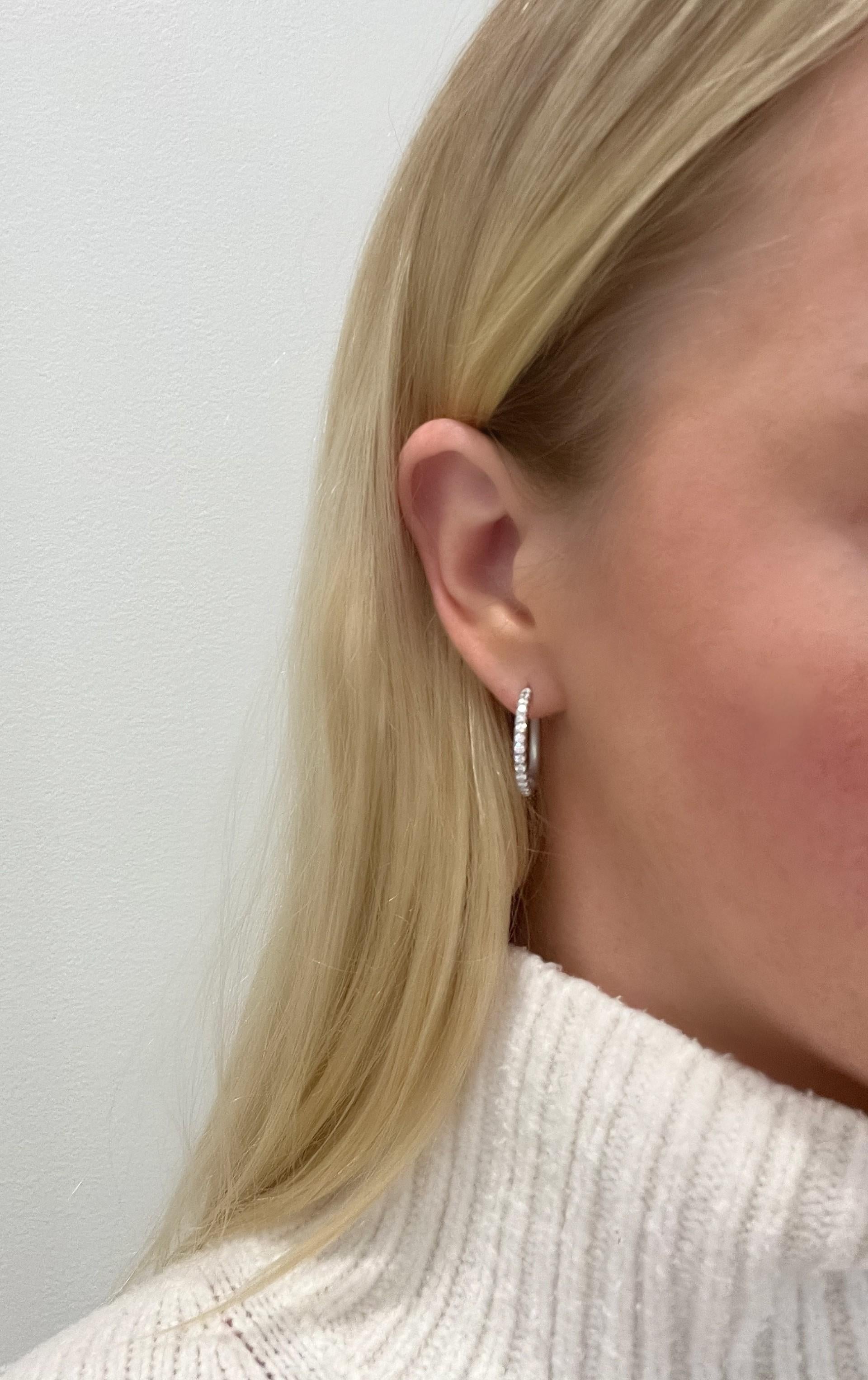 Fabriqué à la main en platine, le design moderne du cerceau de Faye Kim Designs témoigne d'une élégance discrète et d'un look vraiment stylé au quotidien ! Les anneaux sont solides et dotés d'un mécanisme à charnière, d'une finition mate et de