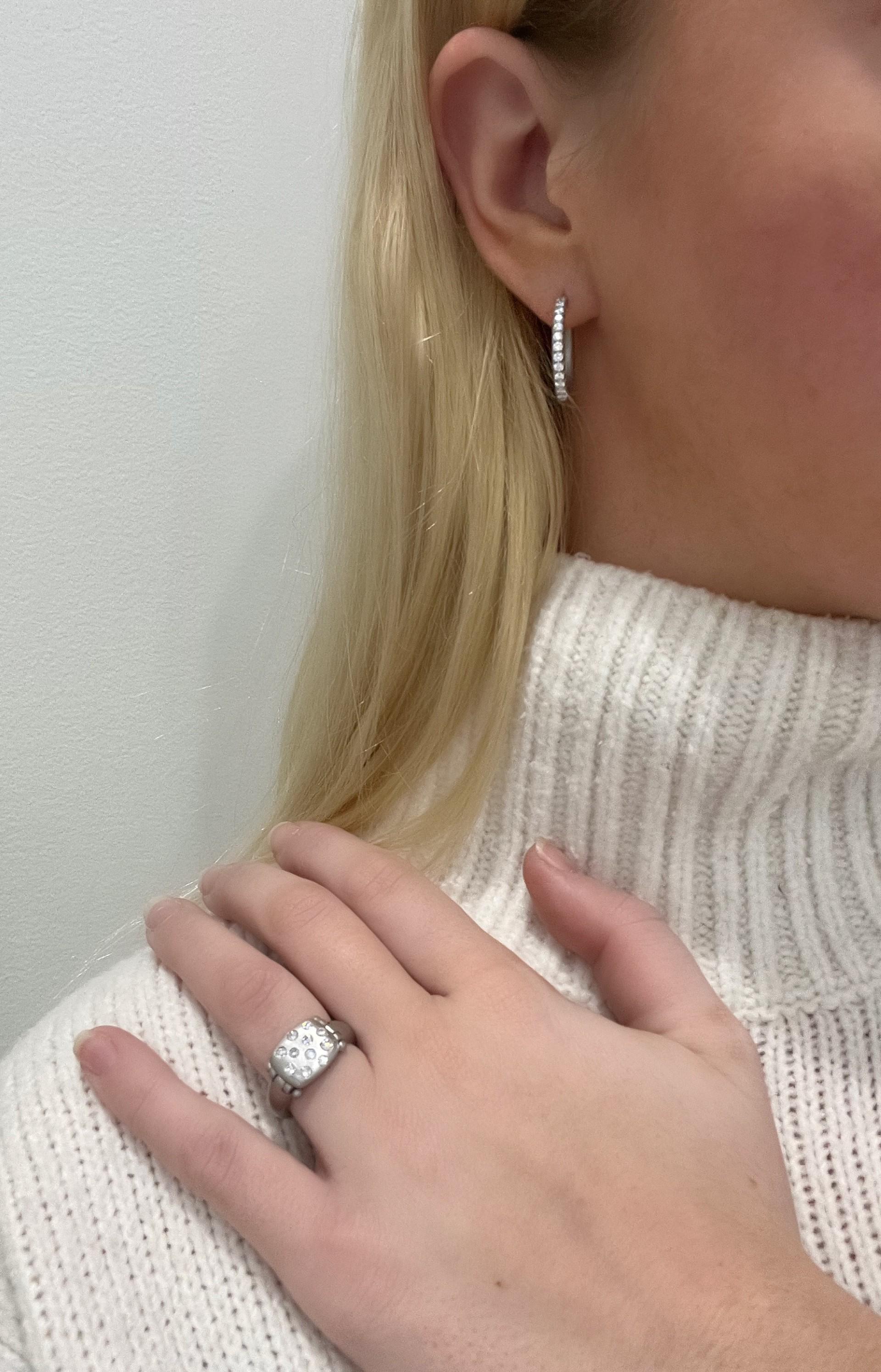 Contemporain Faye Kim Créoles à charnières en platine avec micro-pavé de diamants - Large en vente