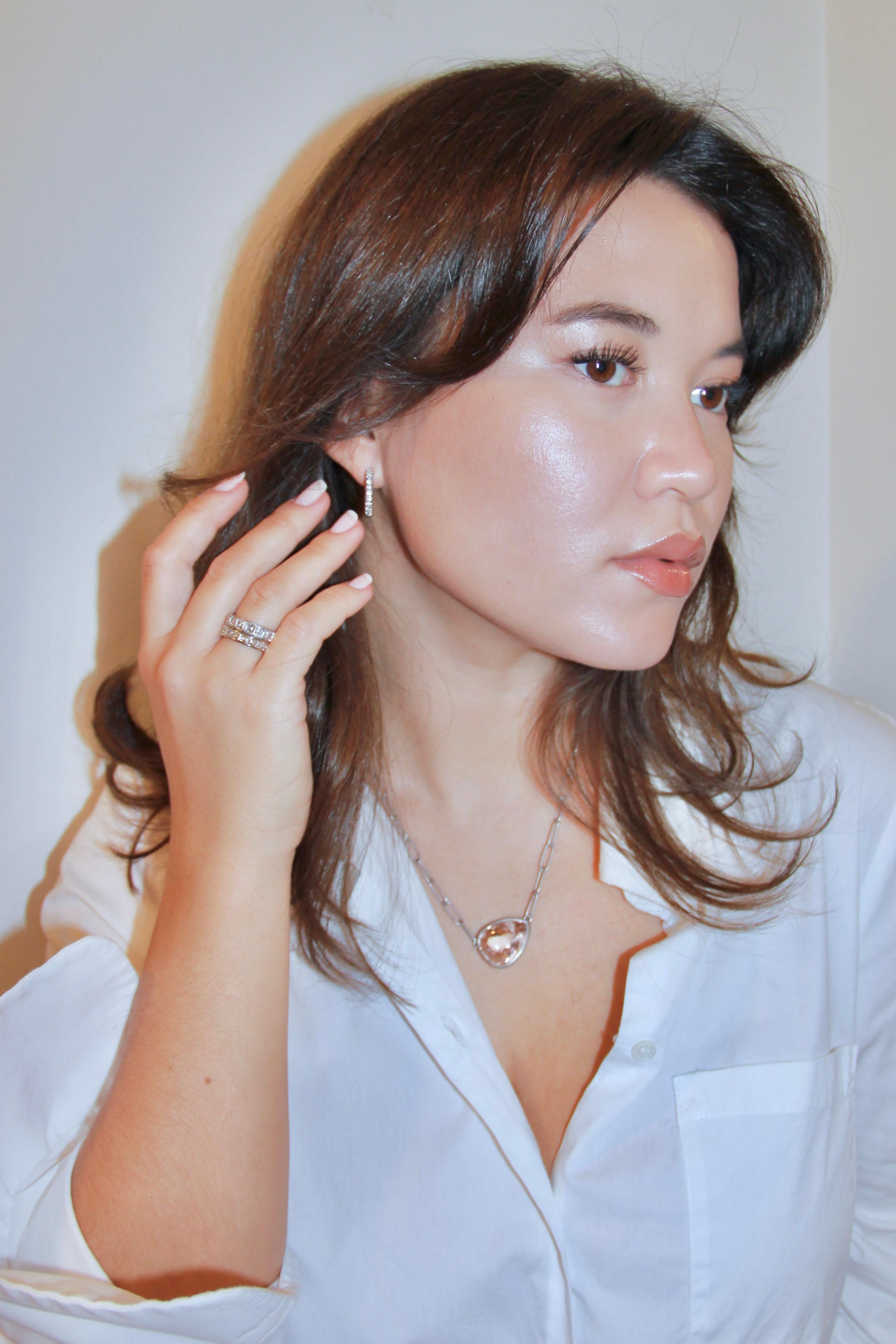 Contemporain Faye Kim Créoles à charnières en platine avec micro-pavé de diamants - Moyen en vente