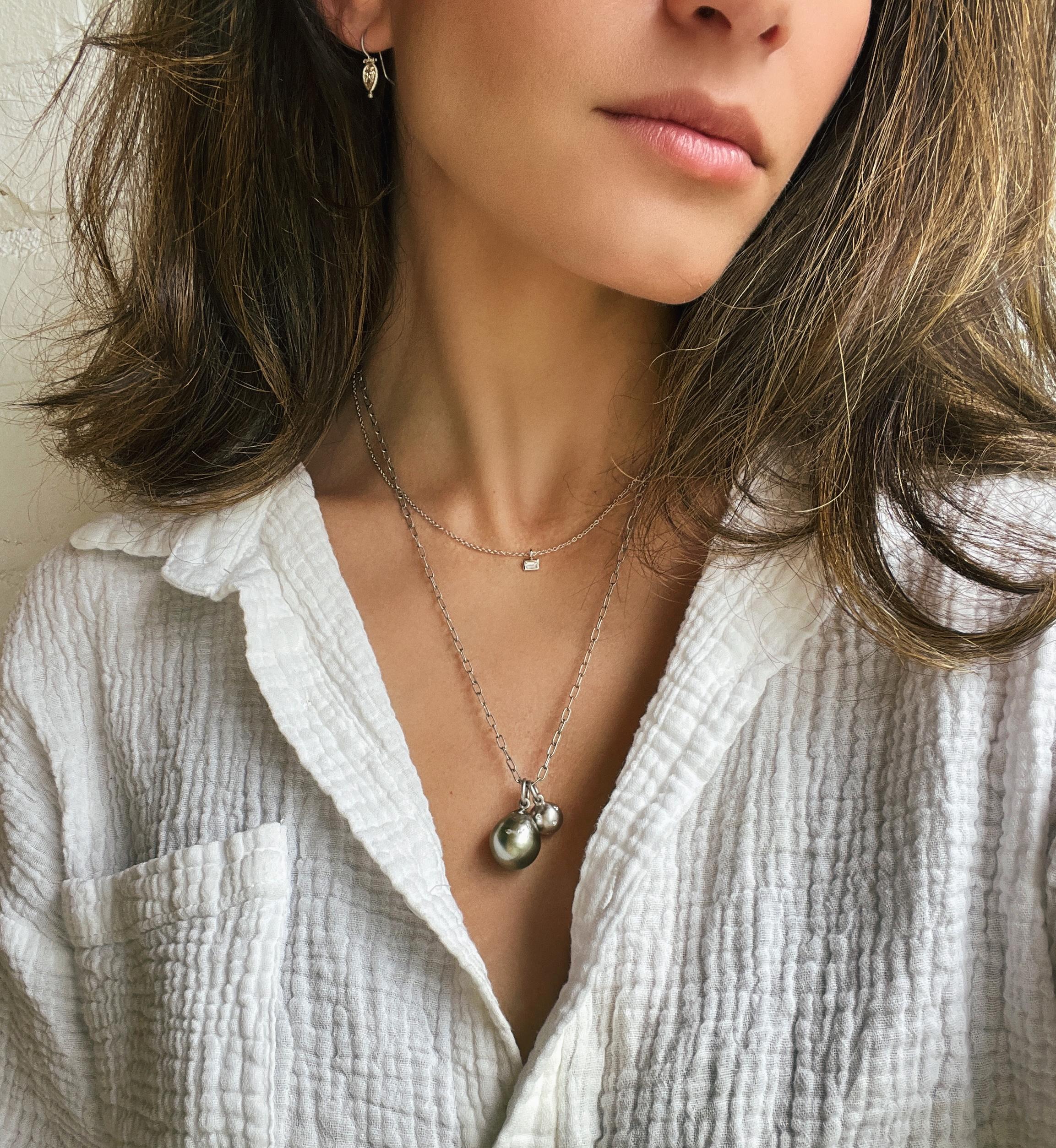 Classica e versatile, la Mini Catena Paperclip di Faye Kim, realizzata a mano in stile vintage e in platino, è un must per ogni guardaroba di gioielli. Questo pezzo versatile può essere indossato da solo o come elemento di stratificazione con altre