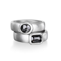Faye Kim Ovaler schwarzer Diamantring aus Platin