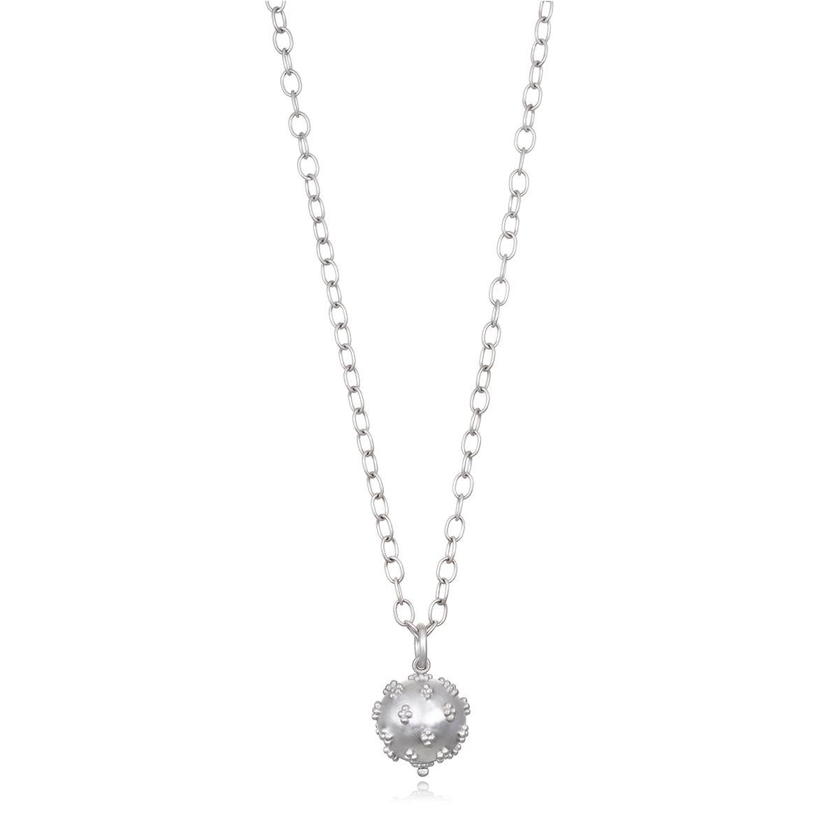 Classica e versatile, la catena A Link ovale in platino di Faye Kim è un mix perfetto di stile moderno e classico... un must have per ogni guardaroba di gioielli. Questo pezzo versatile, con la sua sobria eleganza, può essere indossato da solo o