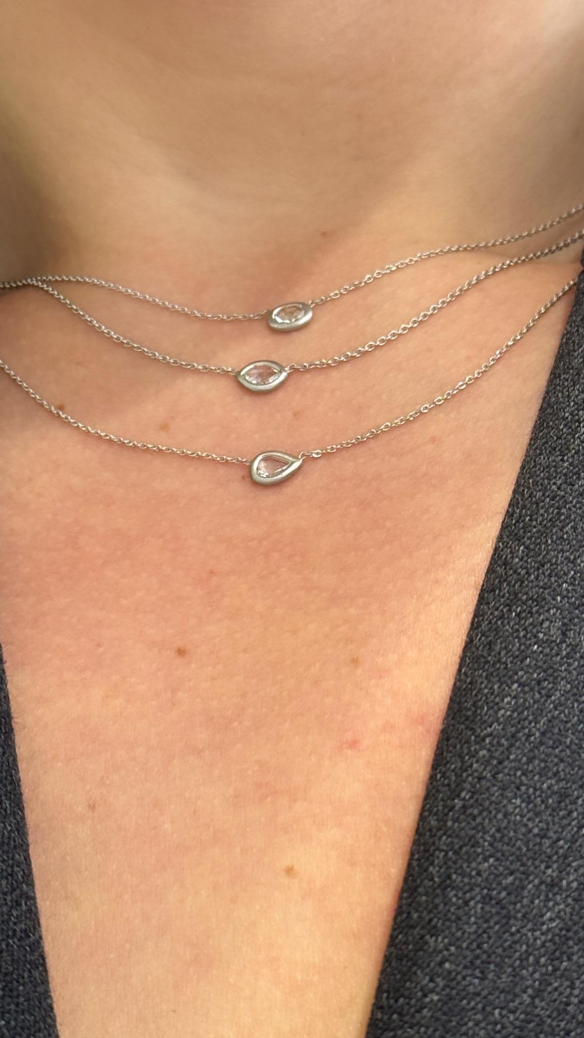 Taglio a rosa Faye Kim - Collana di platino con diamanti a forma di pera e taglio rosa in vendita