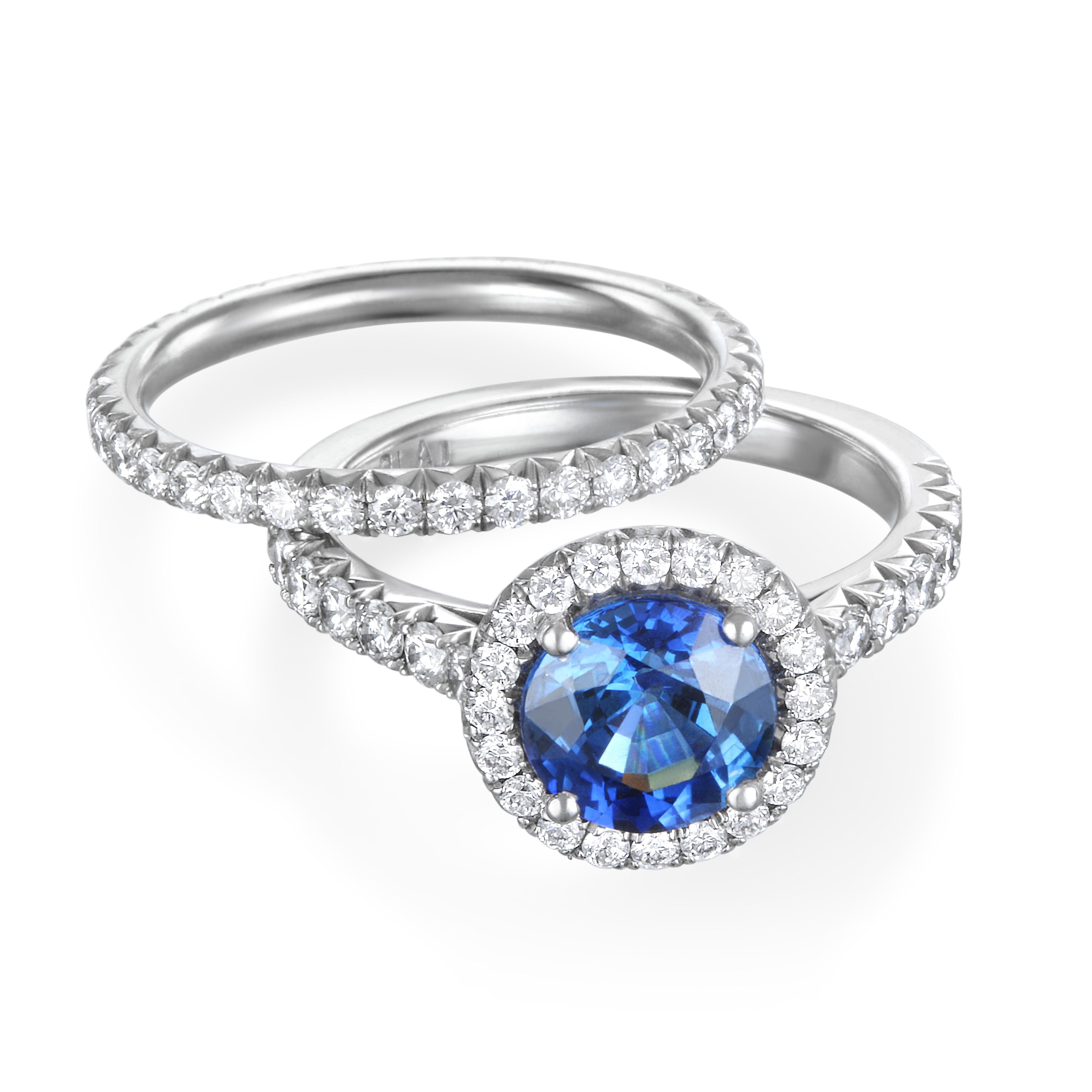 Contemporain Faye Kim Bague de fiançailles halo de saphir bleu et diamants en platine en vente