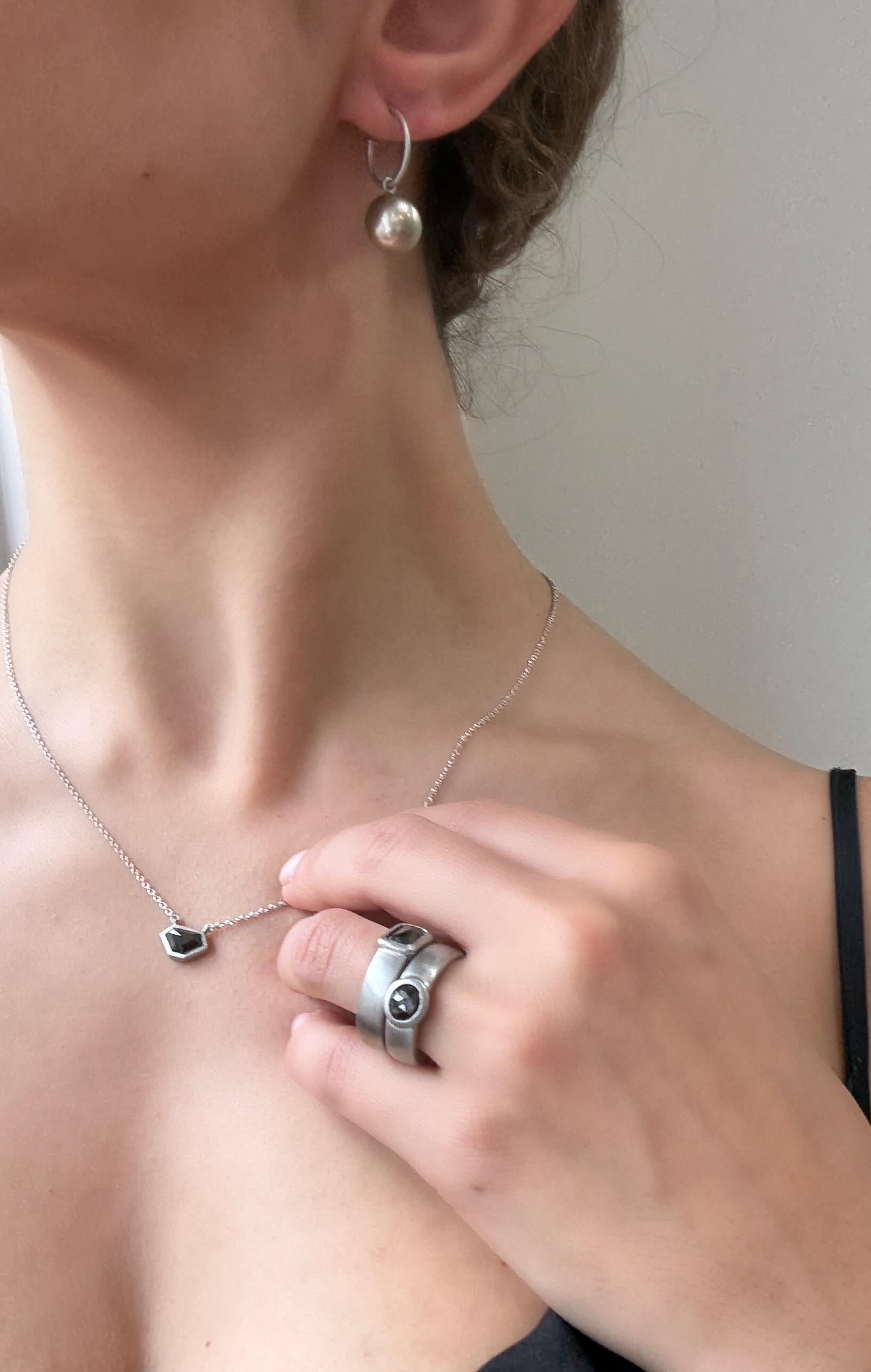 Moderno Faye Kim Gocce di perle di Tahiti in platino in vendita