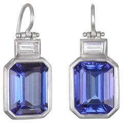 Faye Kim – Klappohrringe mit Platin-Tansanit und Diamant-Baguettes