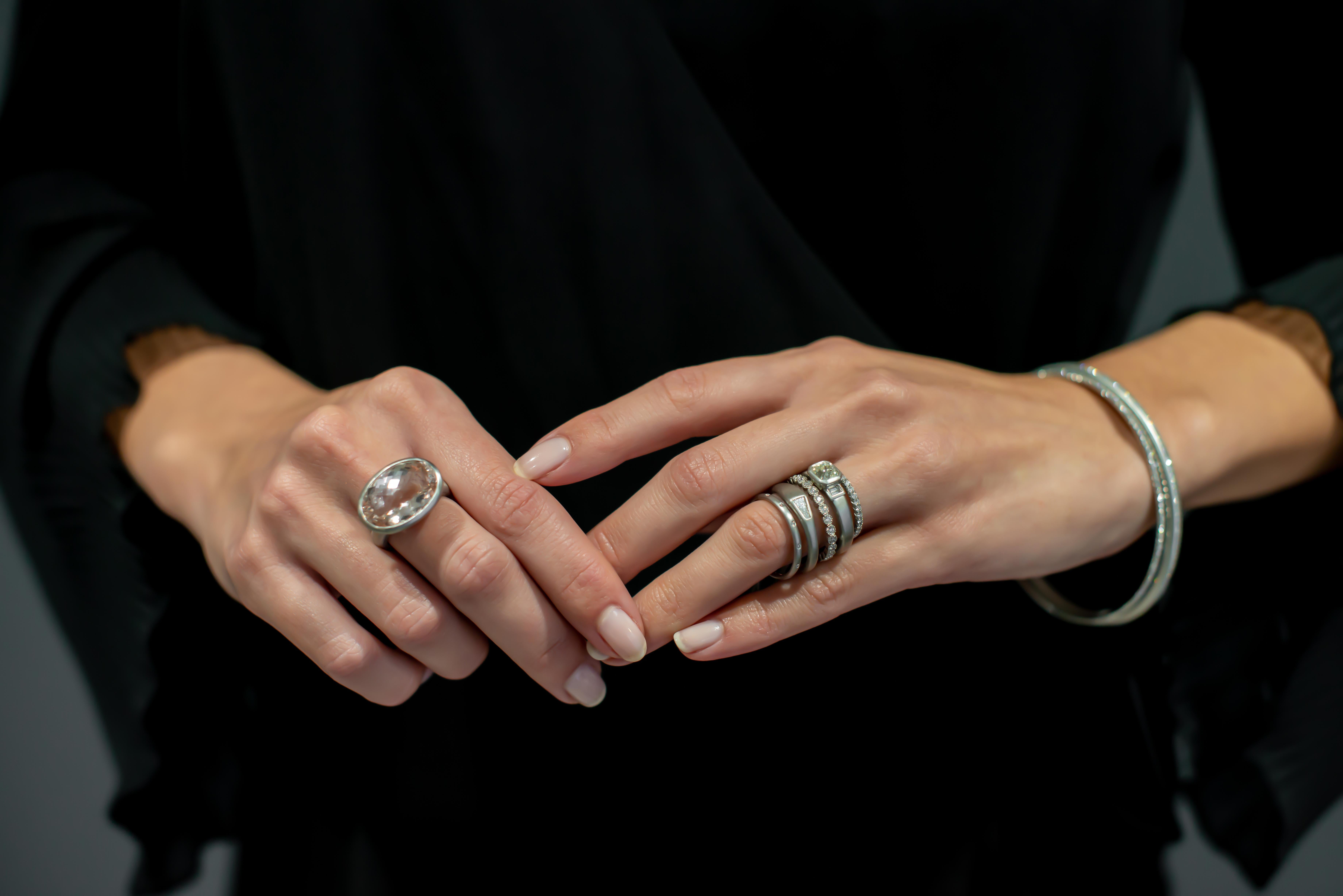 Platin Baguette-Ring mit spitz zulaufenden Diamanten von Kim, Platin im Zustand „Neu“ in Westport, CT