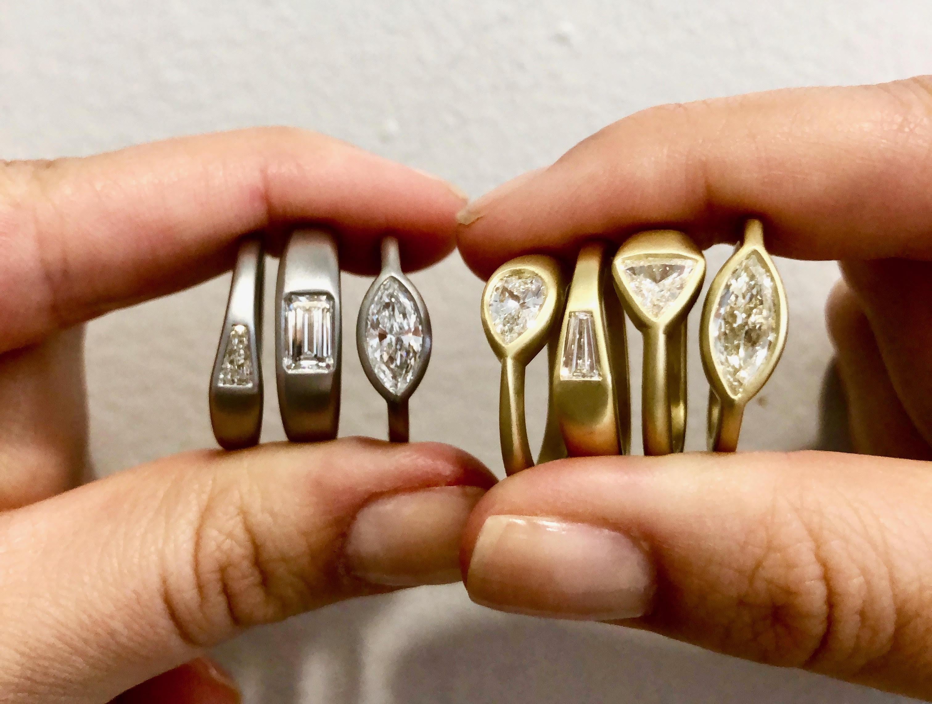 Platin Baguette-Ring mit spitz zulaufenden Diamanten von Kim, Platin für Damen oder Herren