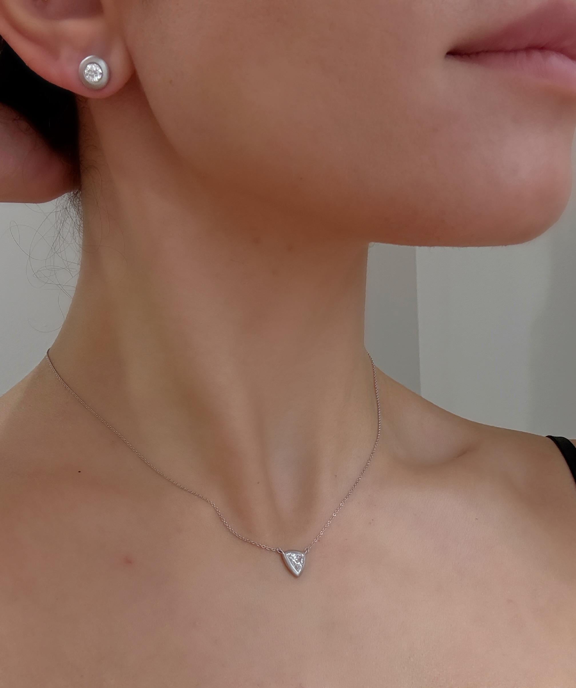 Collar Faye Kim Estación de Trillones de Diamantes en Platino Corte trillion en venta