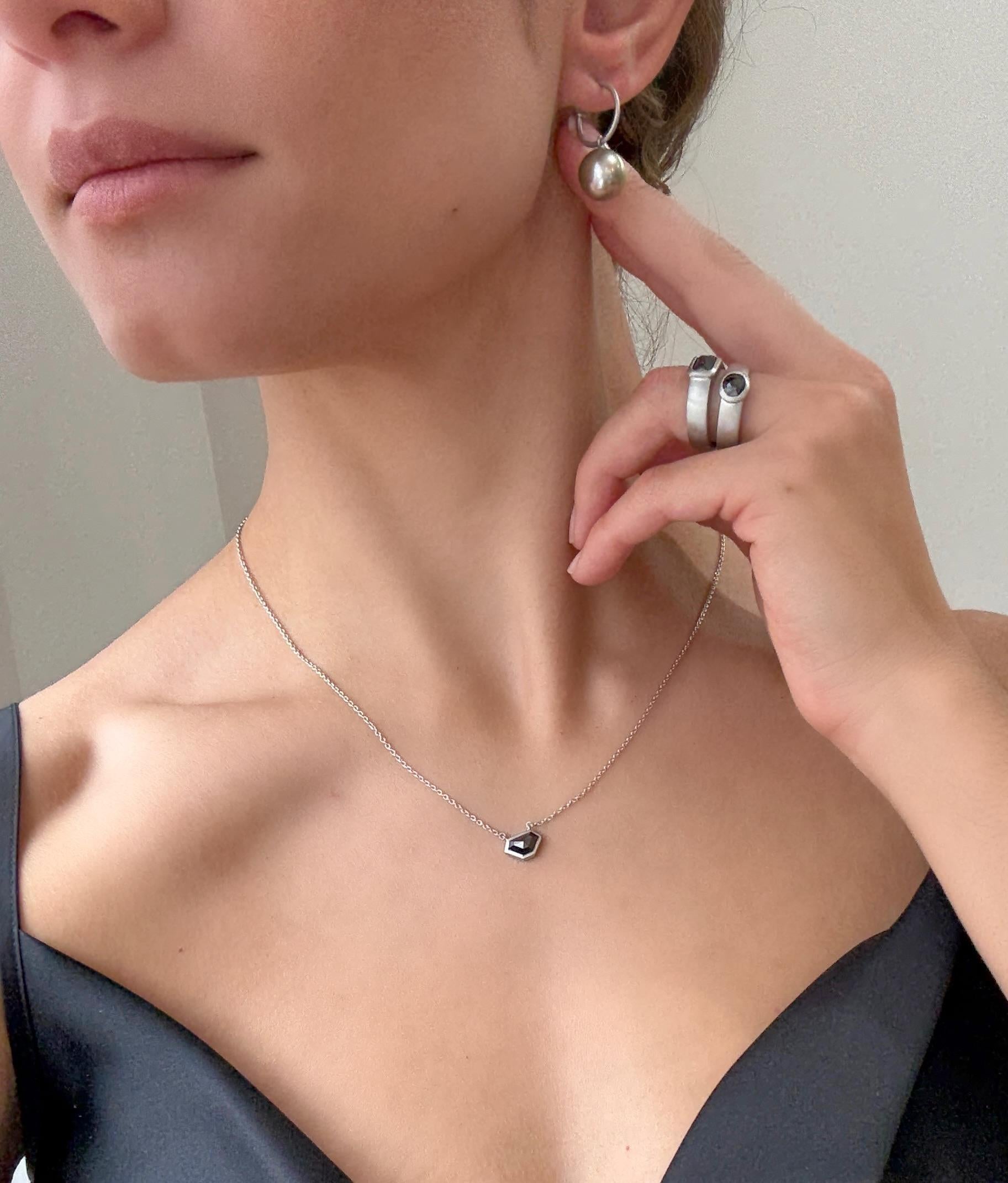 Moderne A Kim Platinum Wire Hoops W/ Posts Hammered End (anneaux en fil de fer en platine avec poteaux) en vente