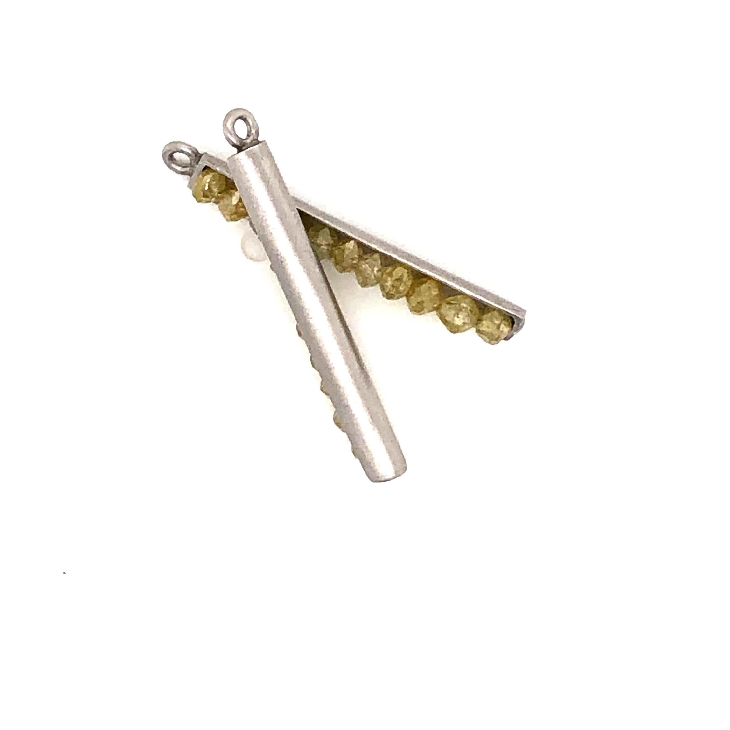 Élégantes et chics, les Bar Drops en diamant jaune de Faye Kim sont réversibles avec l'éclat des diamants jaunes facettés d'un côté et le platine mat de l'autre. A porter avec nos anneaux en fil de platine préférés, vendus séparément et disponibles