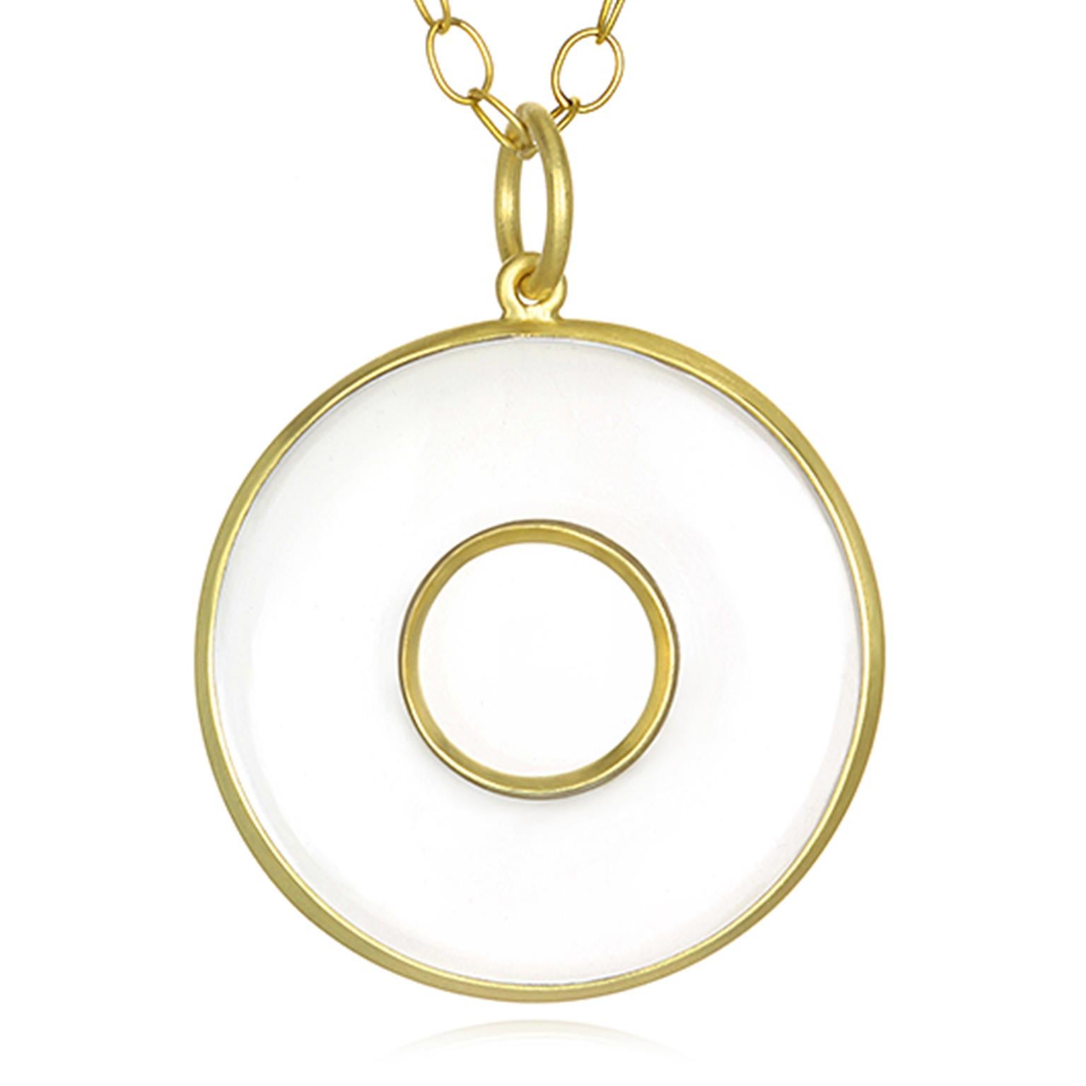 Il pendente Circle of Life di Faye Kim in quarzo cristallo è tagliato su misura e realizzato a mano in oro 18 carati.  

Diametro del ciondolo: 1,5