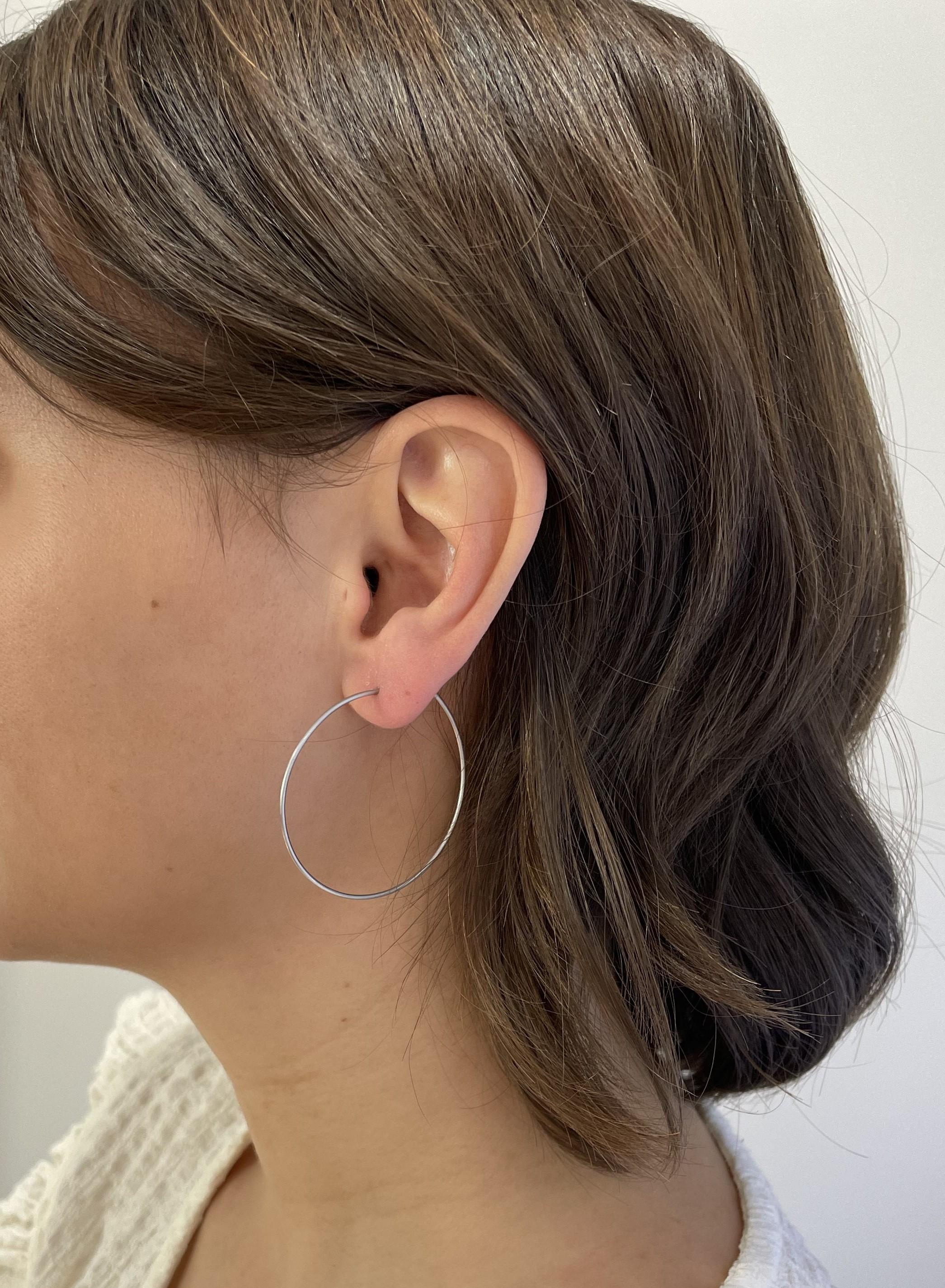 Faye Kim Signature Platinum Wire Hoops In New Condition For Sale In Westport, CT