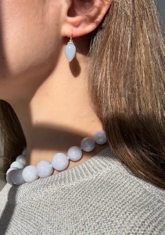 Faye Kim Boucles d'oreilles pendantes en argent et en calcédoine.