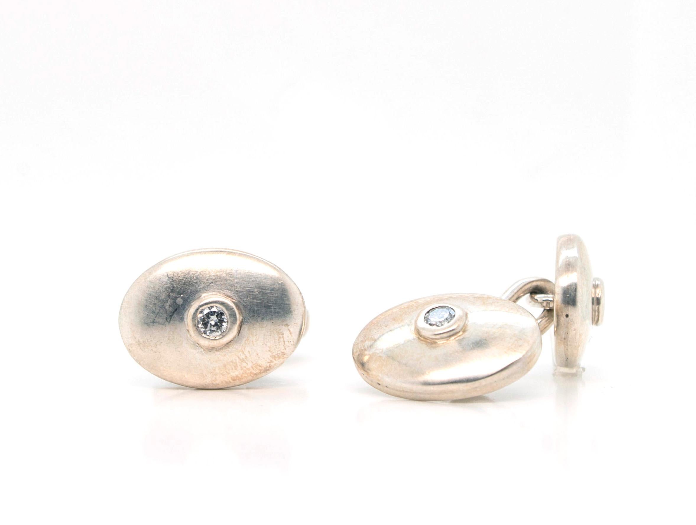 Boutons de manchette Faye Kim en argent sterling avec diamant ovale double face

Complétez votre tenue de soirée avec ces boutons de manchette en argent sterling fabriqués à la main.  Un travail d'expert avec des accents de diamants sertis sur la