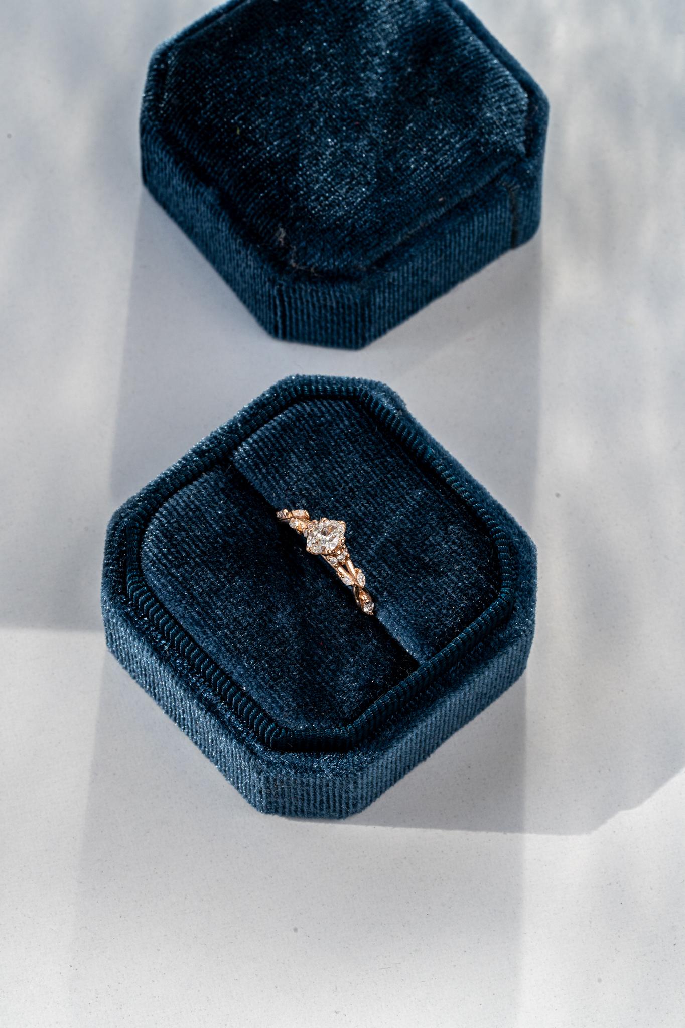 En venta: Anillo de compromiso de diamantes ovalado Faye  3