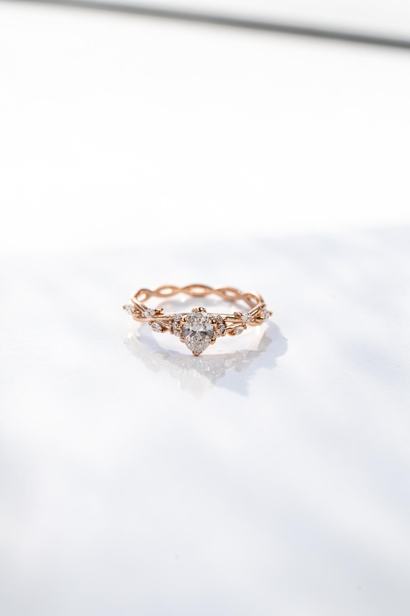 En venta: Anillo de compromiso de diamantes ovalado Faye  4