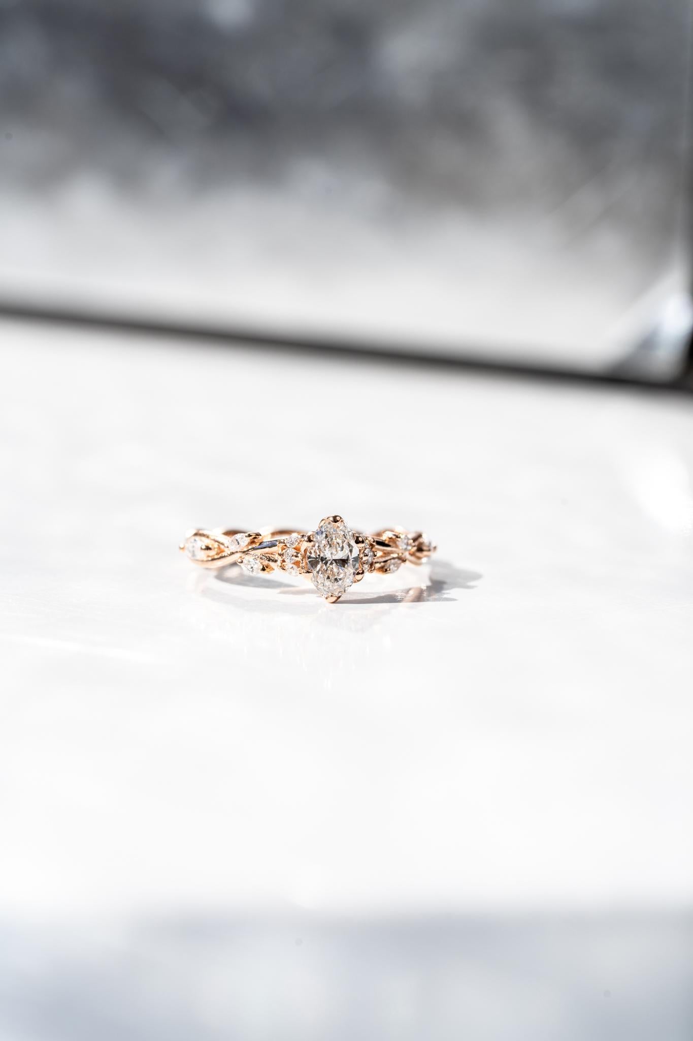 En venta: Anillo de compromiso de diamantes ovalado Faye  5