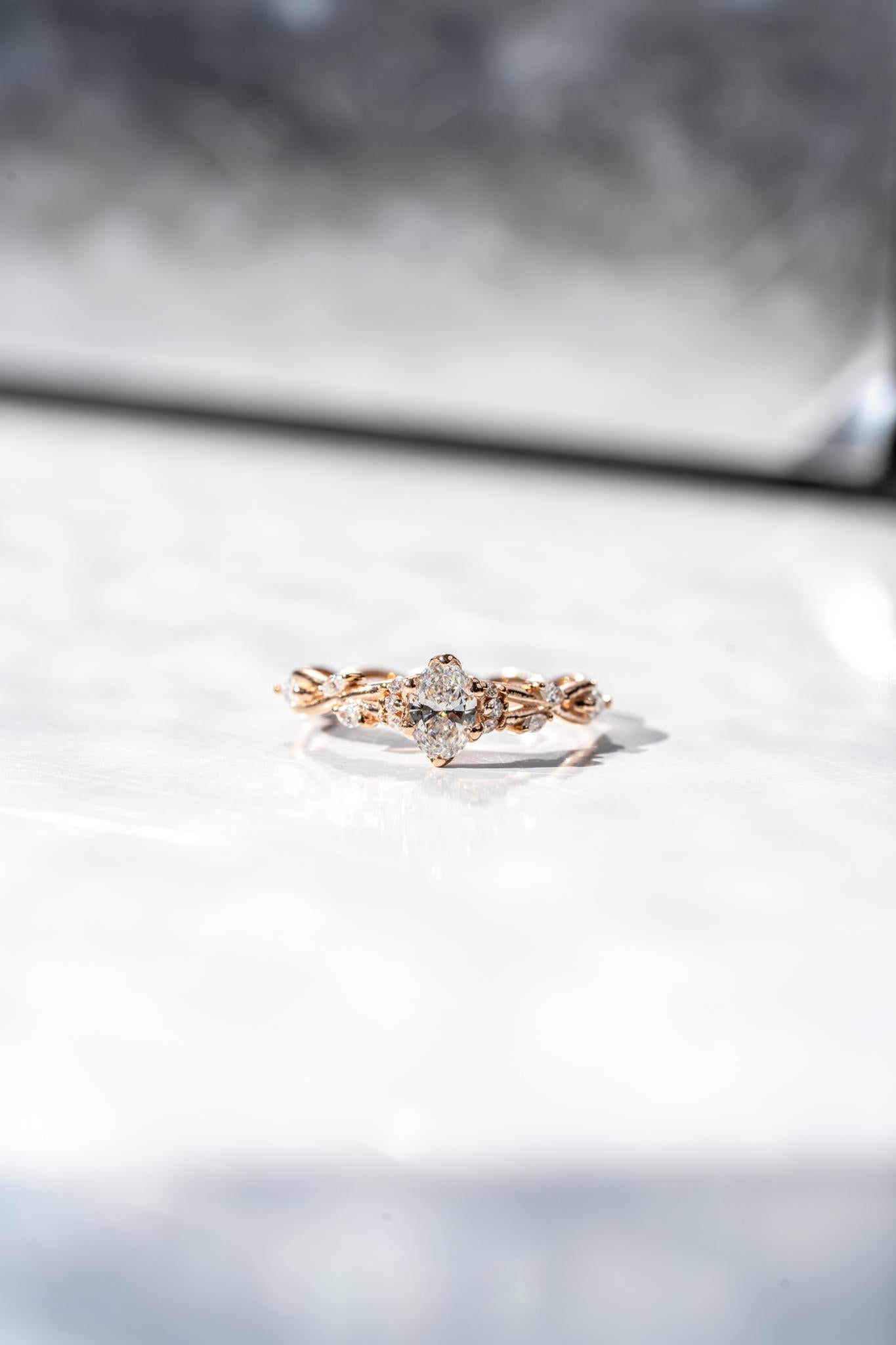 En venta: Anillo de compromiso de diamantes ovalado Faye  6